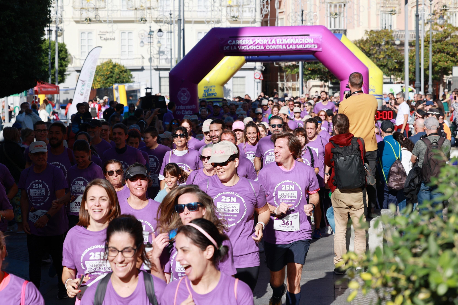 Todas las imágenes de la carrera contra la violencia de género en Cádiz