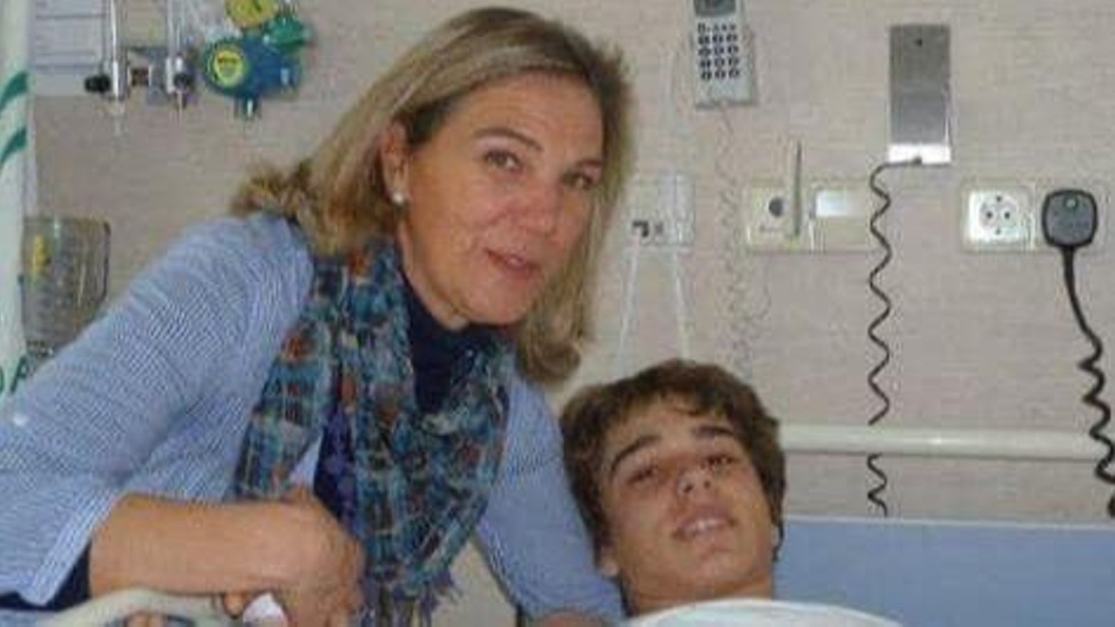 Ignacio hospitalizado y acompañado de su madre