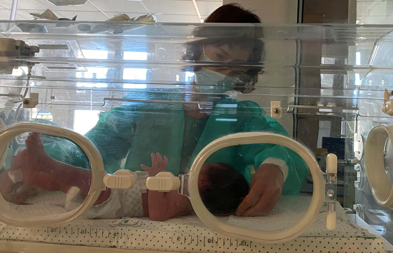 Una profesional del Reina Sofía atiende a un bebé ingresado en neonatos.