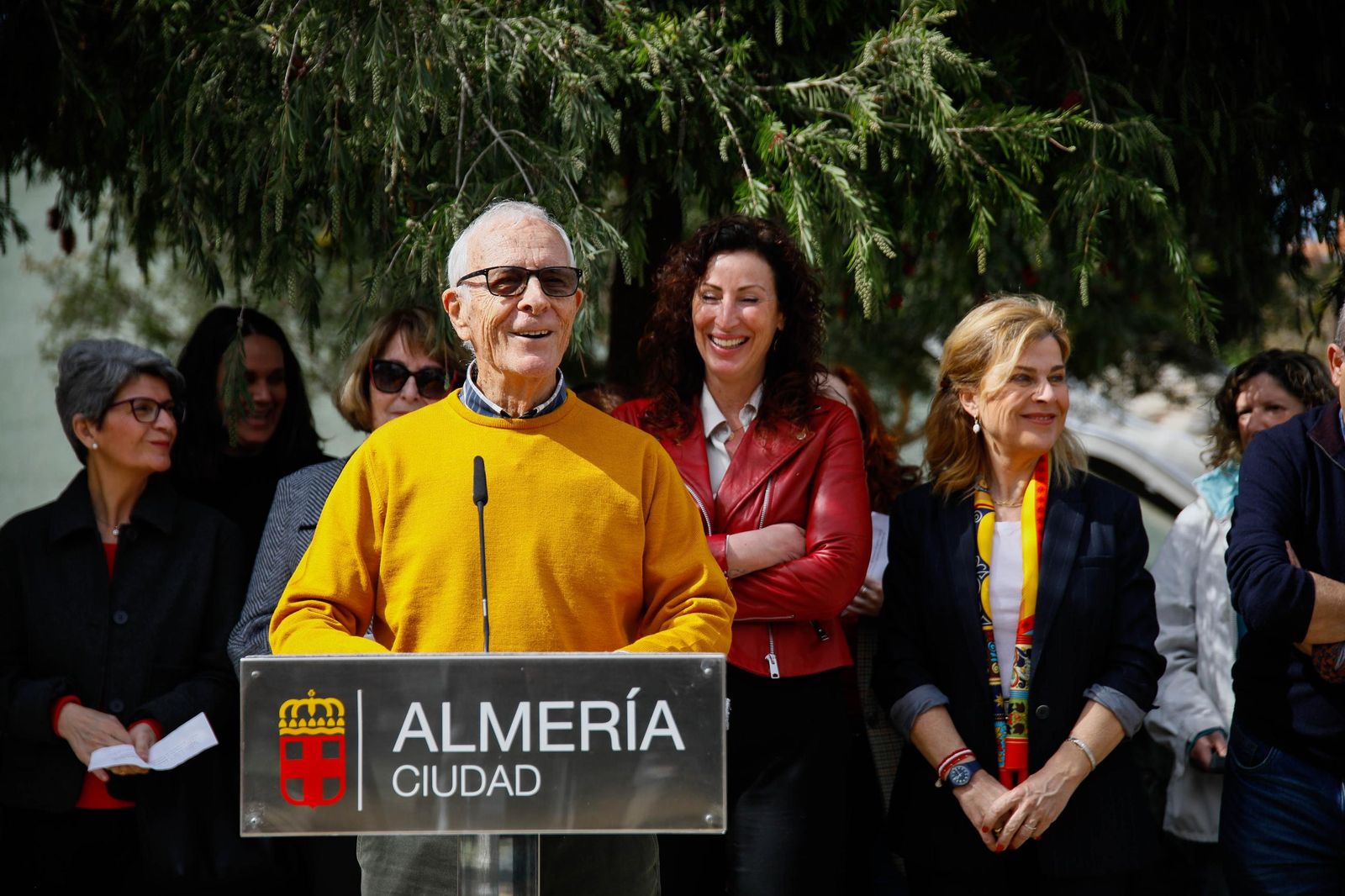 Las imágenes de la plantación de un olivo y el entierro de una cápsula del tiempo