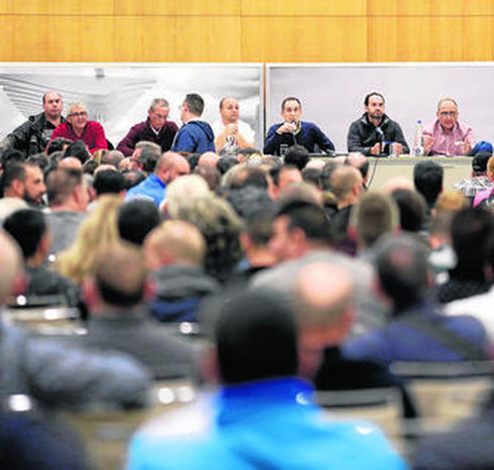 Miembros del comité de Limasa durante la asamblea de trabajadores celebrada ayer.
