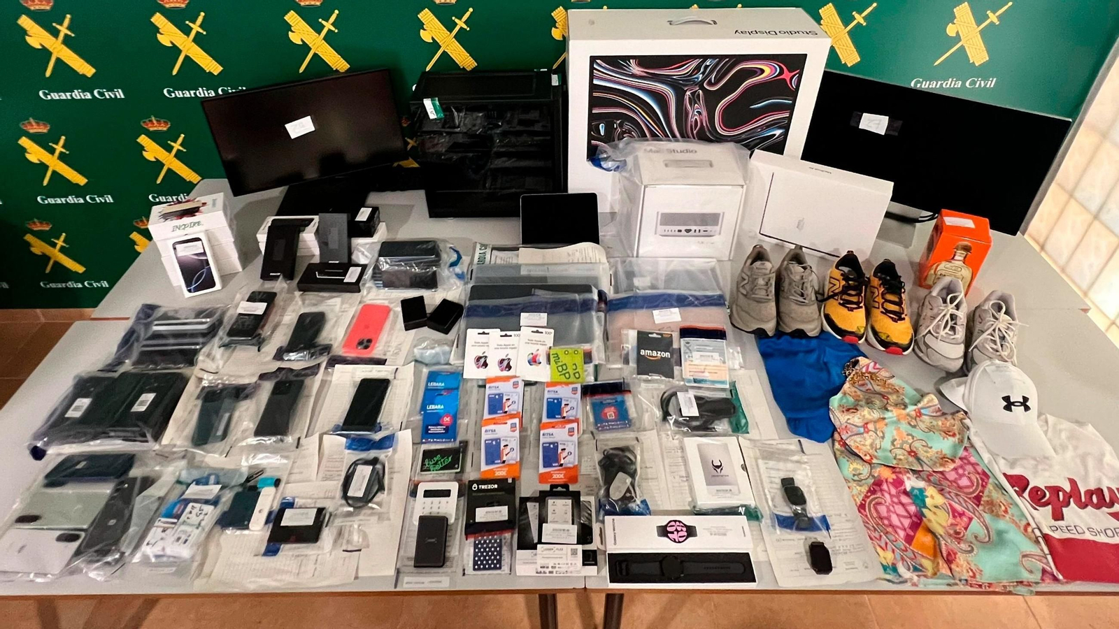 Material incautado por la Guardia Civil.