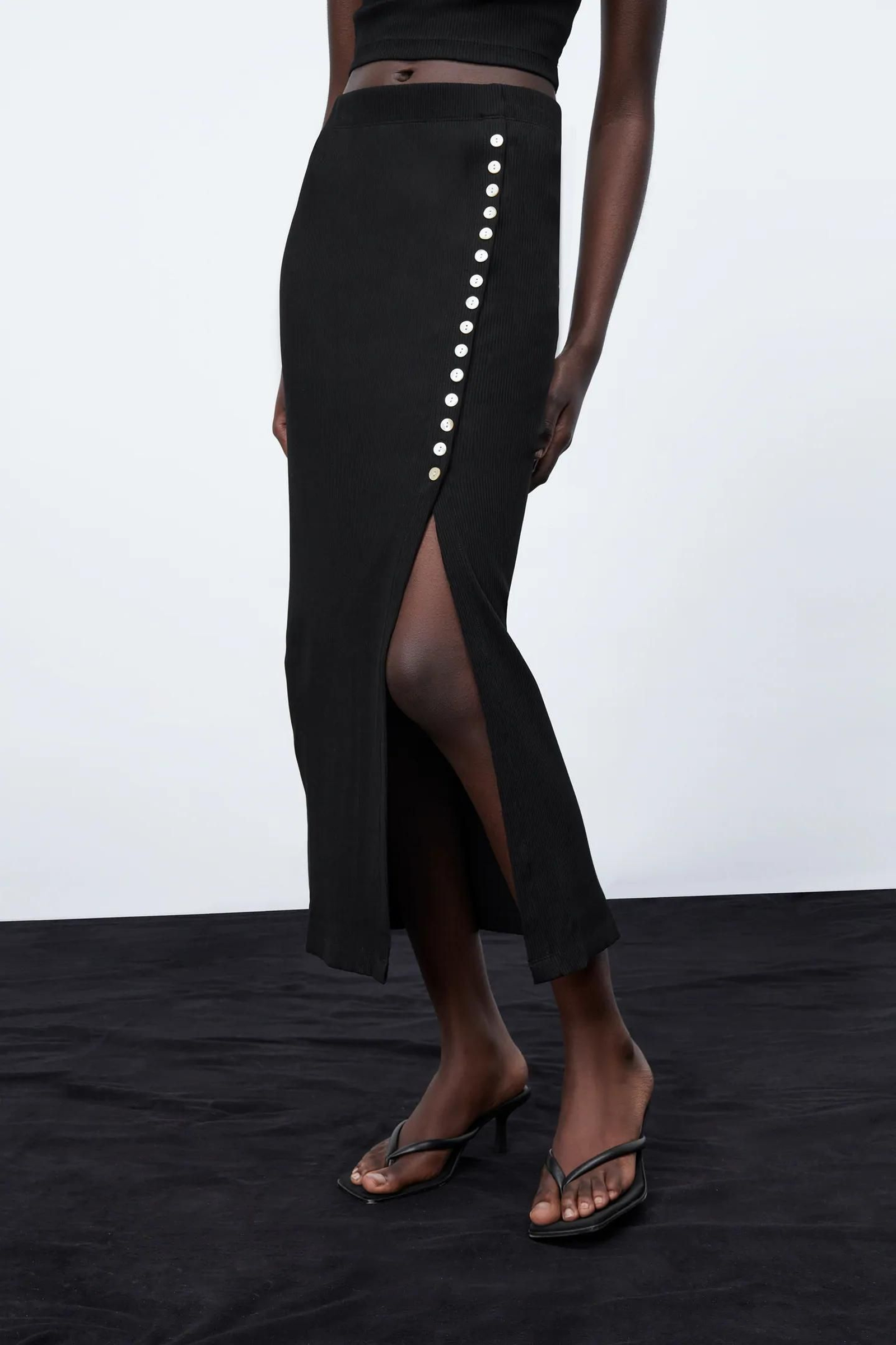 Falda midi de Zara con apertura y botones en el lateral.