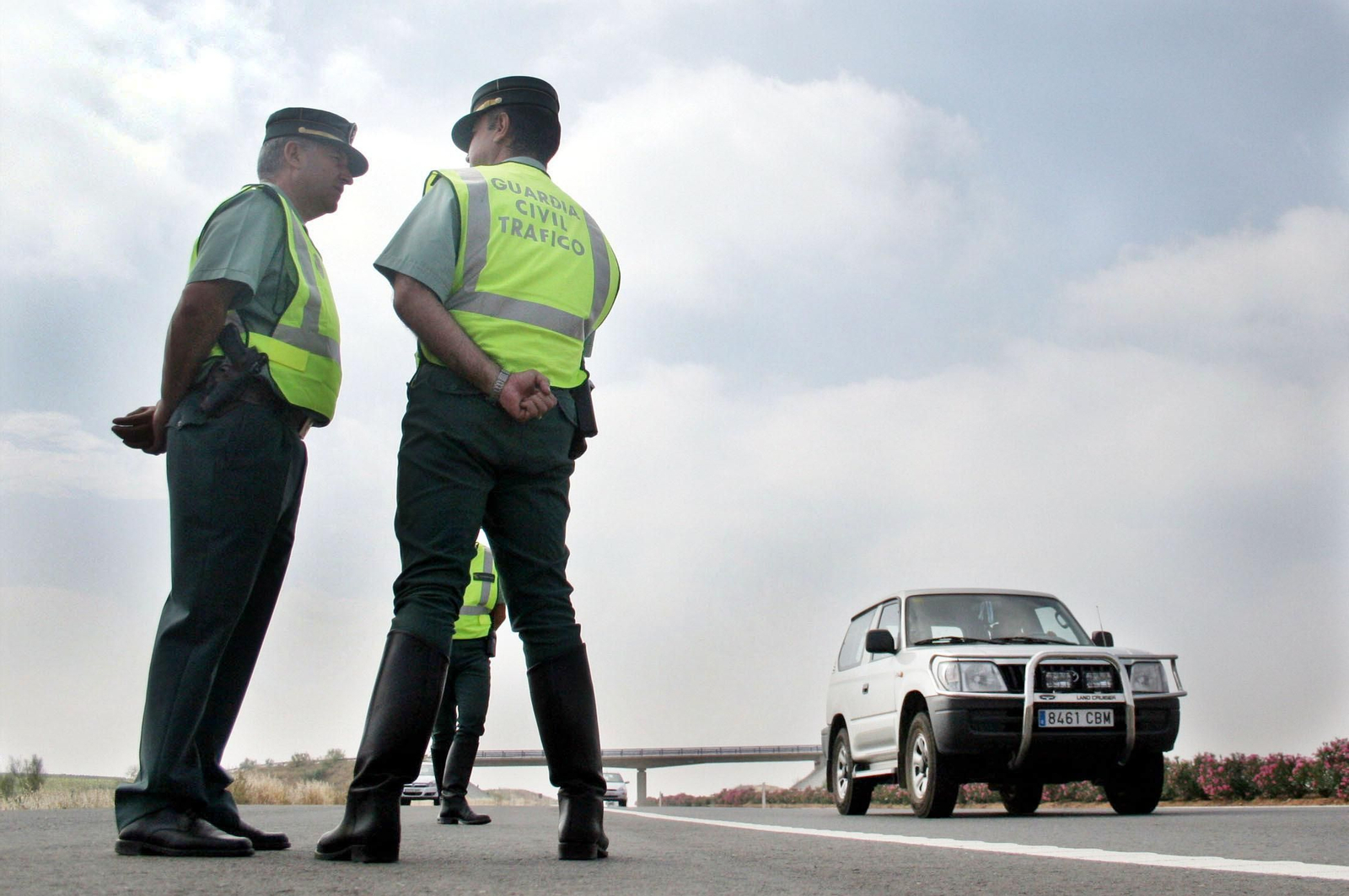 Imagen de archivo de varios agentes de tráfico de la Guardia Civil durante un control de carretera.