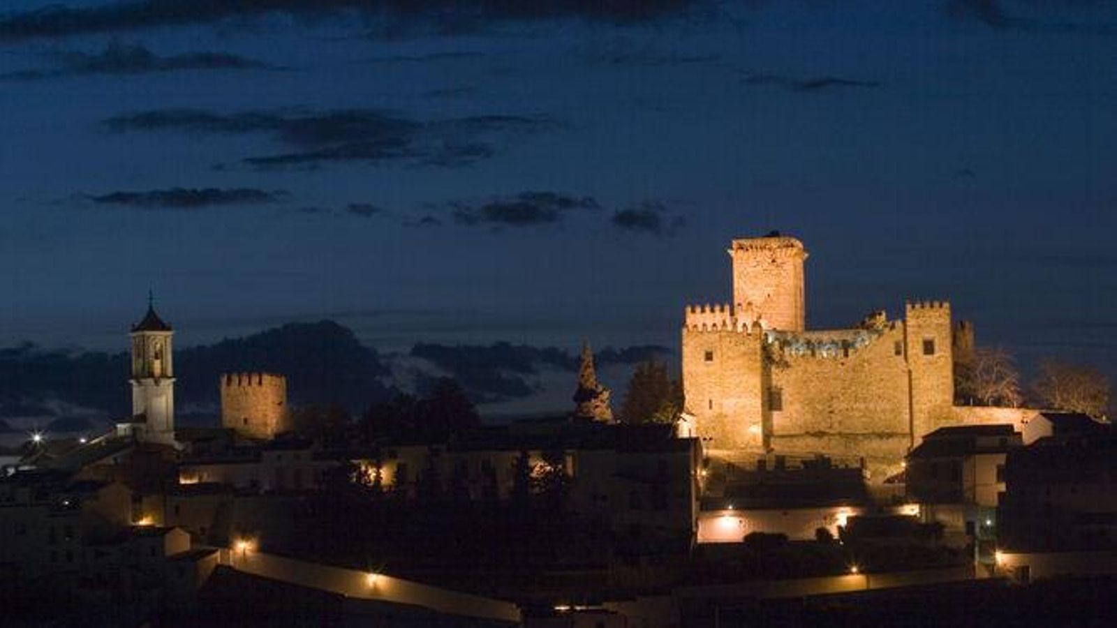 El Castillo Ducal de Espejo se levanta a finales del siglo XIII, a partir de las conocidas como Torres de Pay Arias