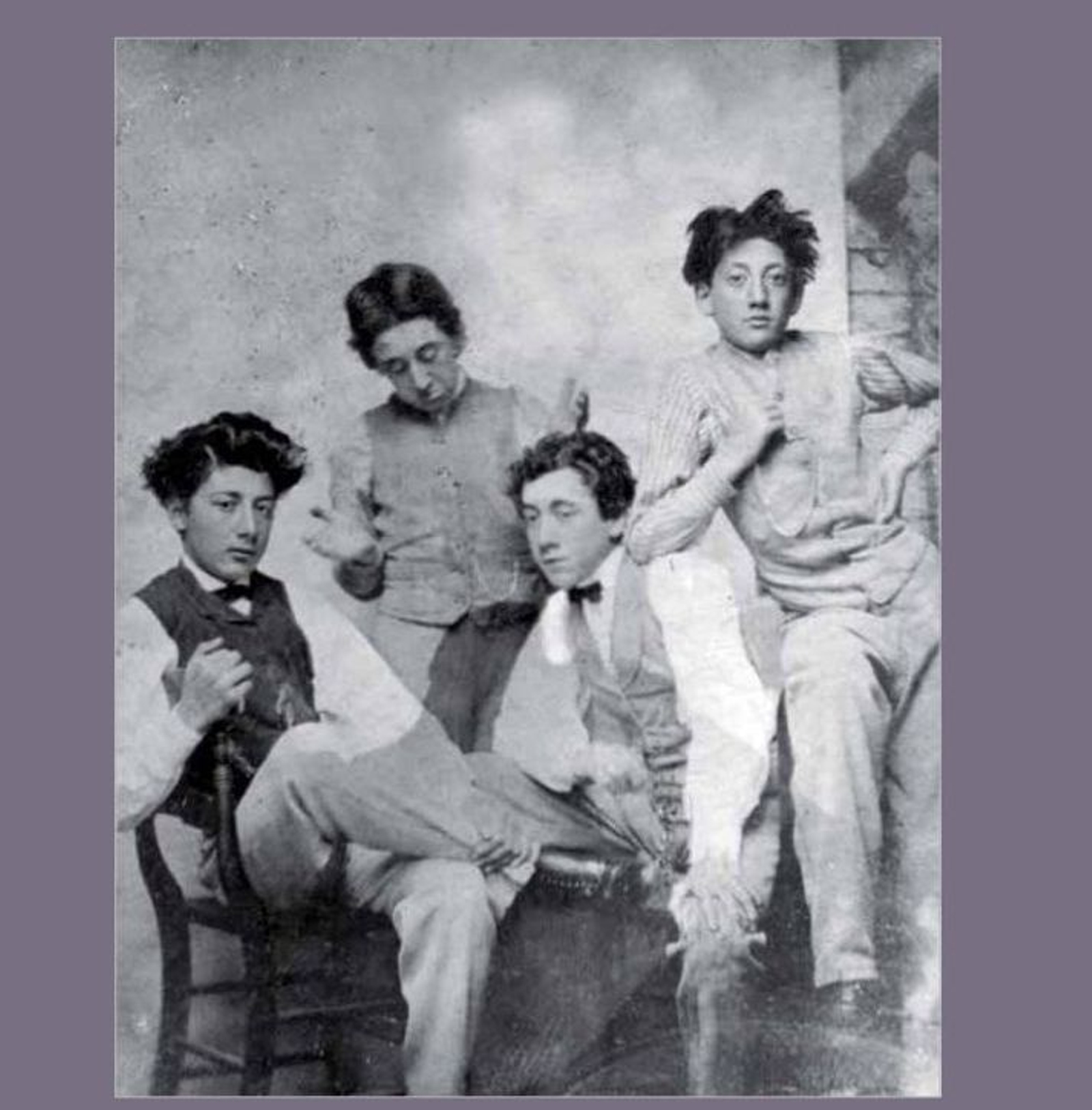 Manuel Críspulo González, Enrique Dubosc, Pedro Nolasco Soto y Pedro Nolasco  González, el protagonista, mirando al frente con los pelos en pie y mucho desparpajo.