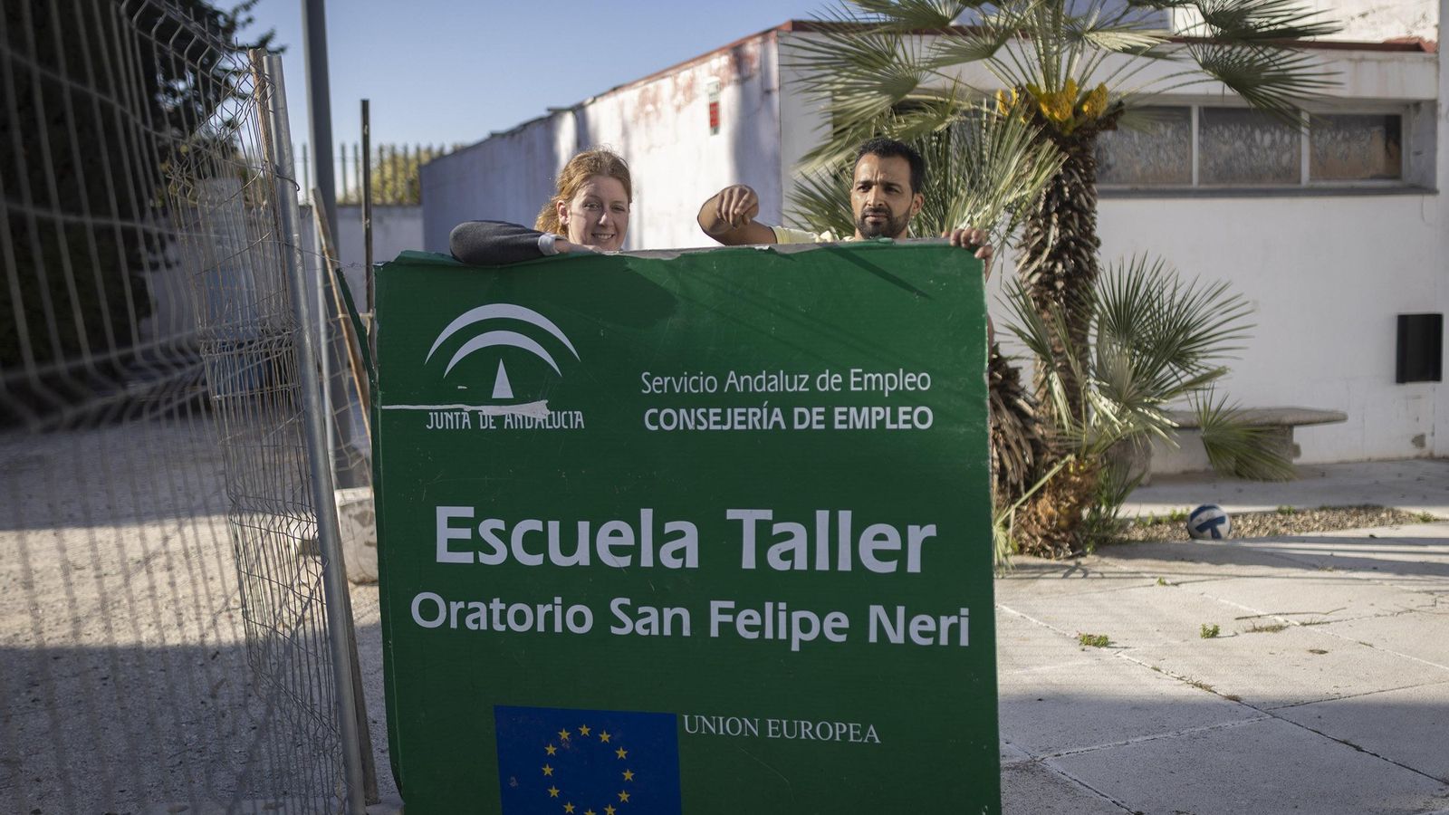 Un cartel de una escuela taller de la Junta.