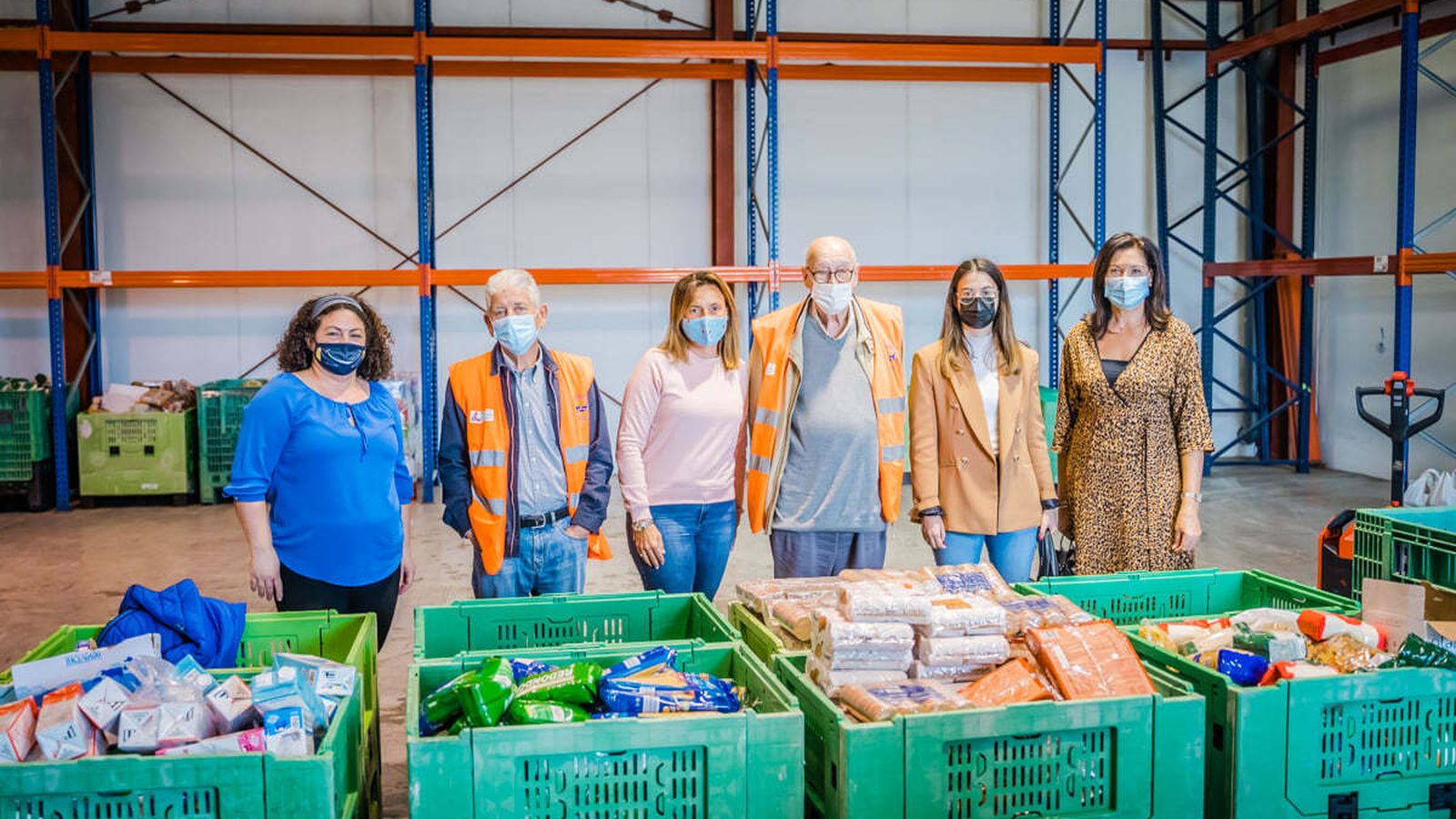 Las ediles de Roquetas Loles Moreno y María Ángeles Alcoba pasaron por esta recogida.
