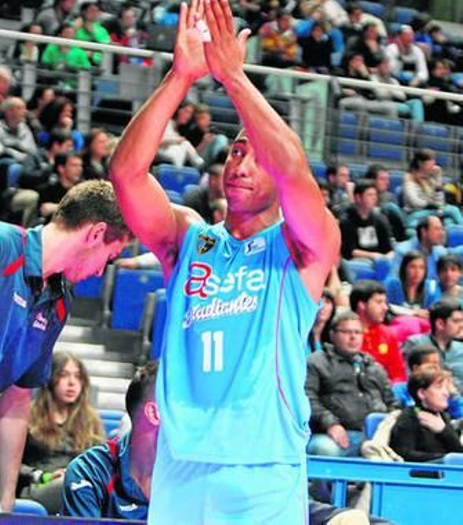 Jayson Granger saluda a la afición estudiantil.