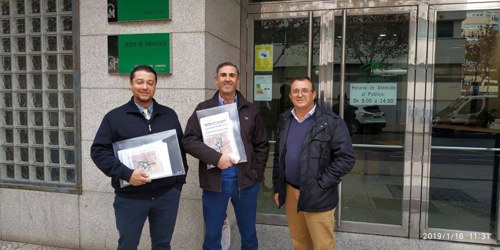 El presidente de la FAC, el presidente de la plataforma de afectados y el ténico presentan la documentación en la Junta