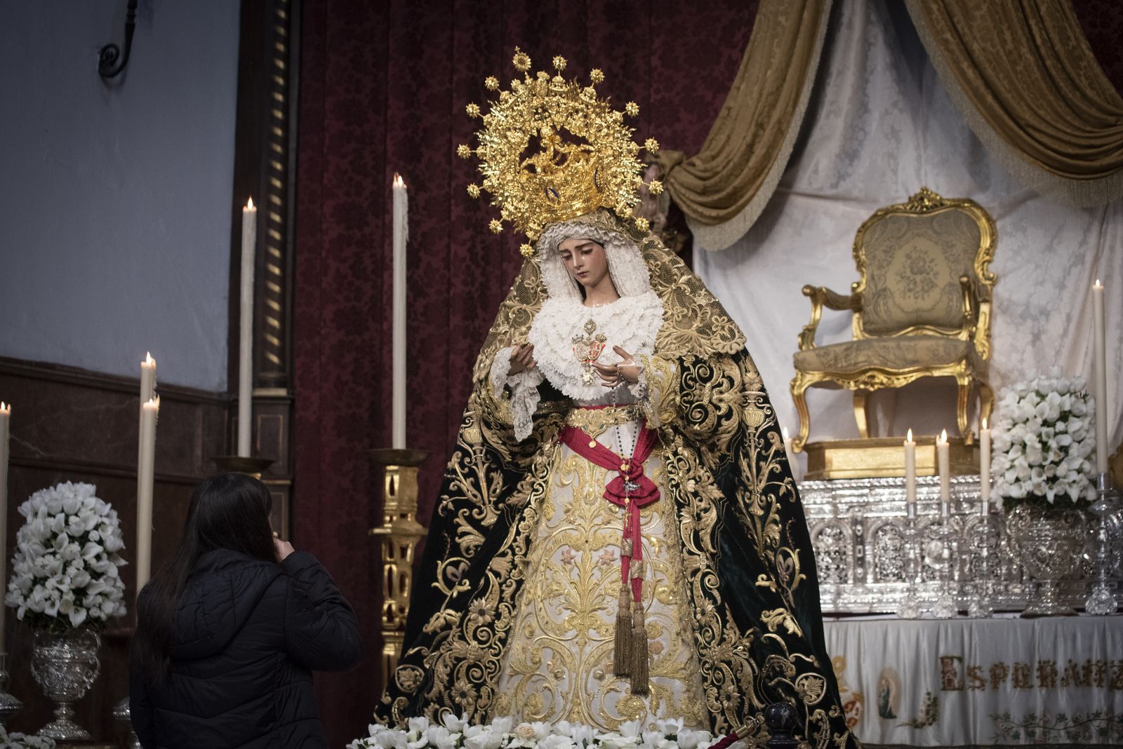 Las imágenes del besamanos de la Virgen de Gracia y Esperanza de San Roque