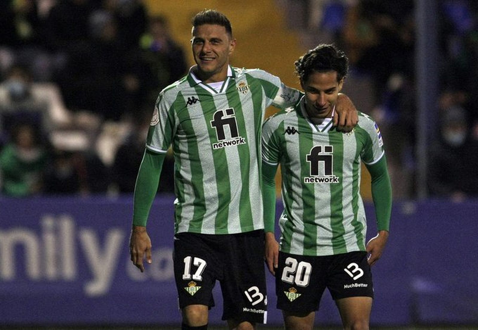 Joaquín junto a Diego Lainez en el duelo copero.
