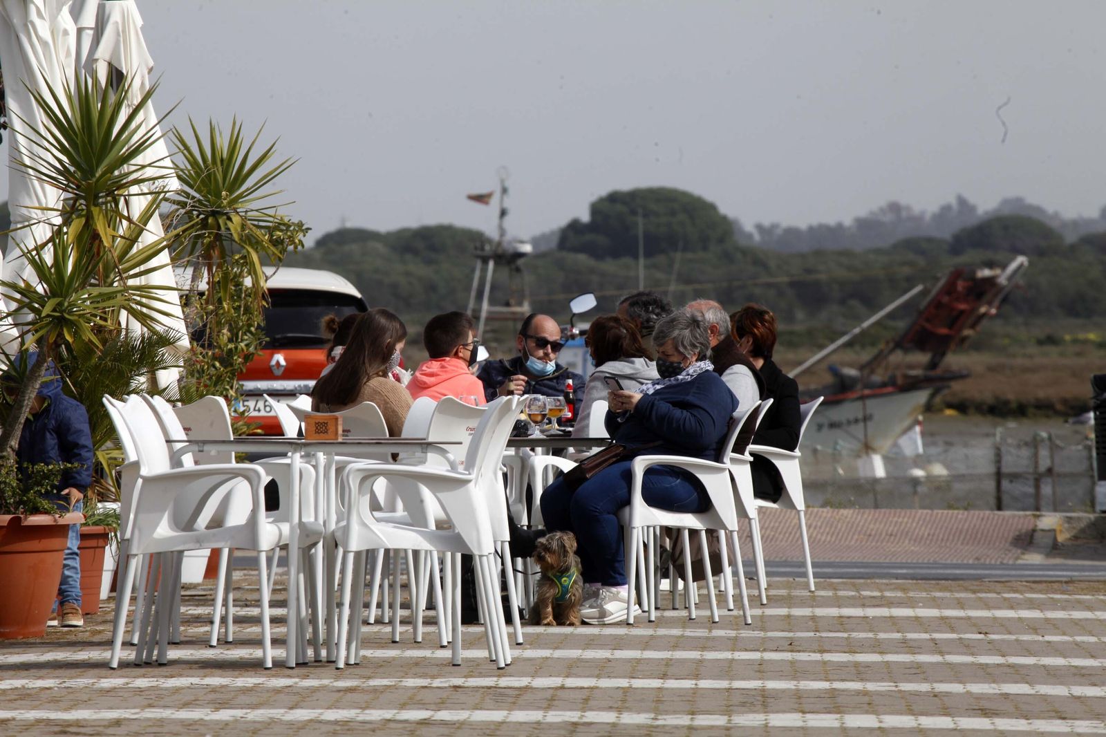 Ambiente en las terrazas de El Rompido y Punta Umbría durante este sábado.