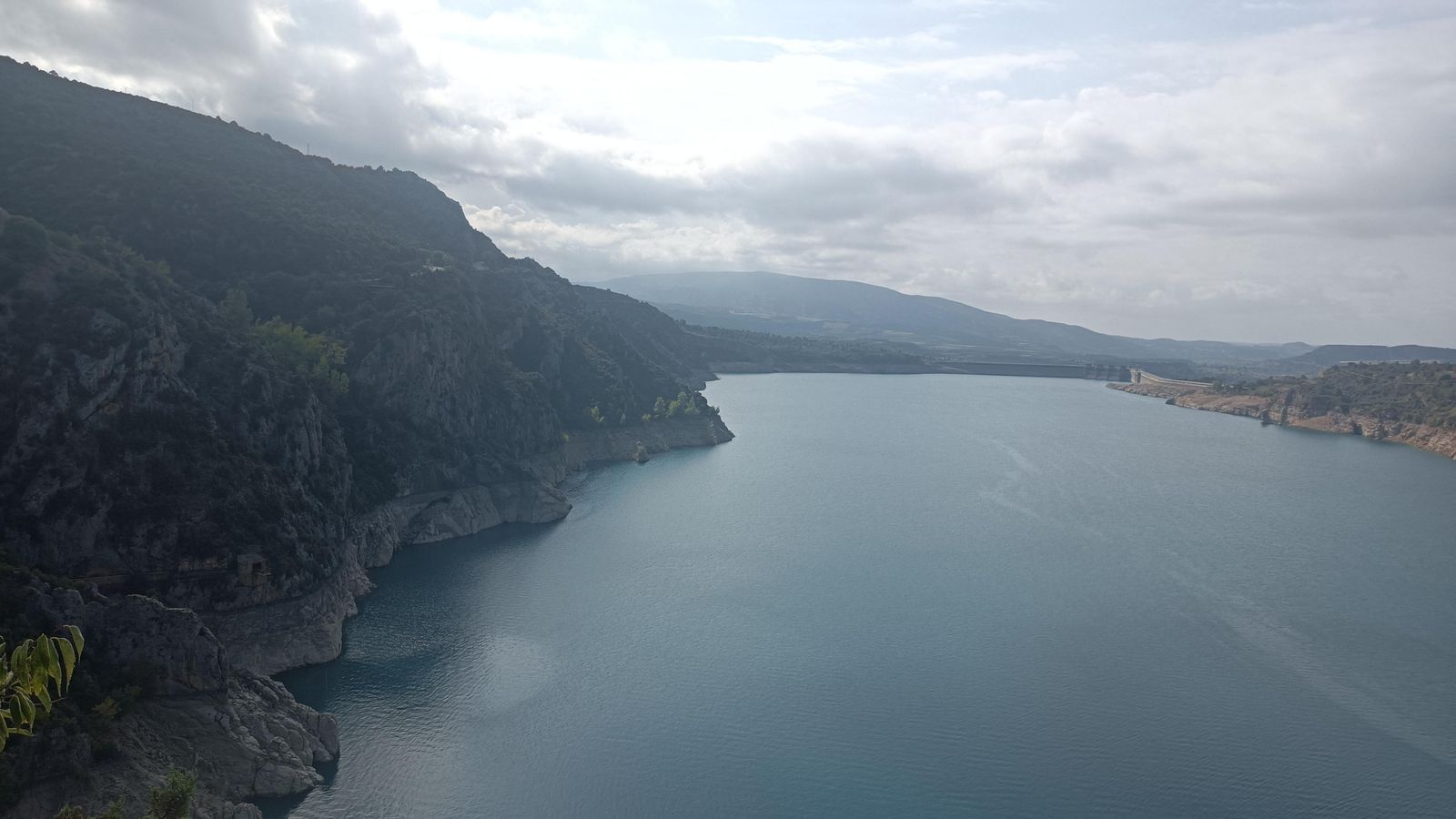 Tras el santuario, tenemos que recorrer la ladera hacia la pared de la presa.
