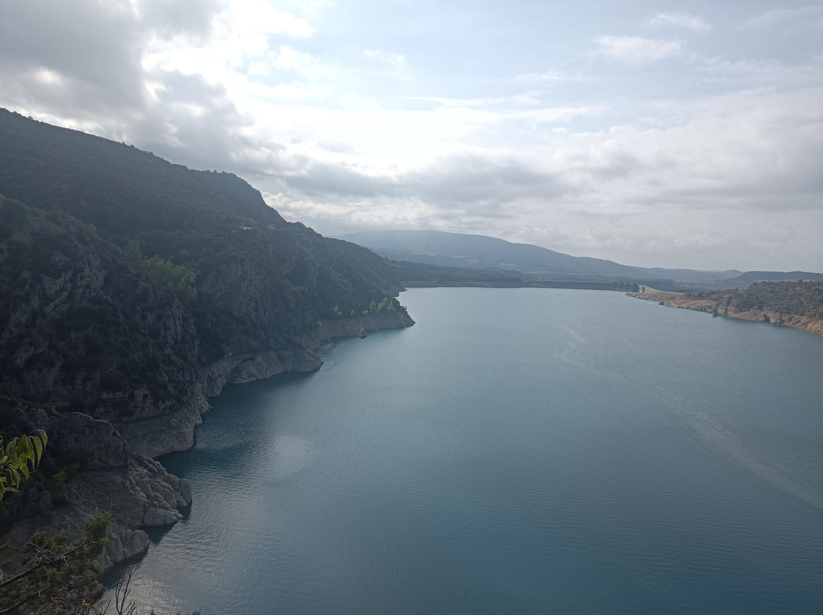 Tras el santuario, tenemos que recorrer la ladera hacia la pared de la presa.