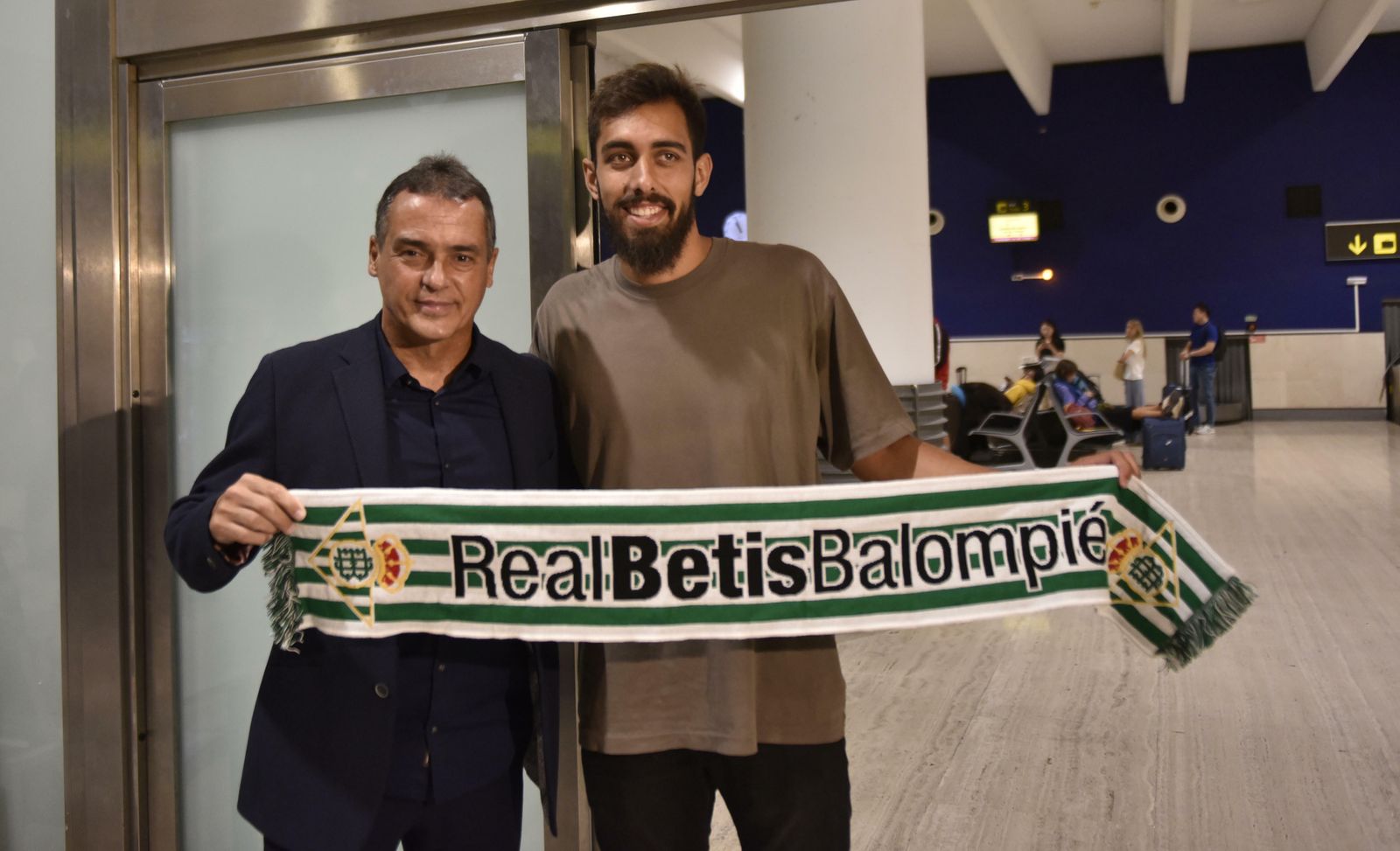 Borja Iglesias, junto a Alexis