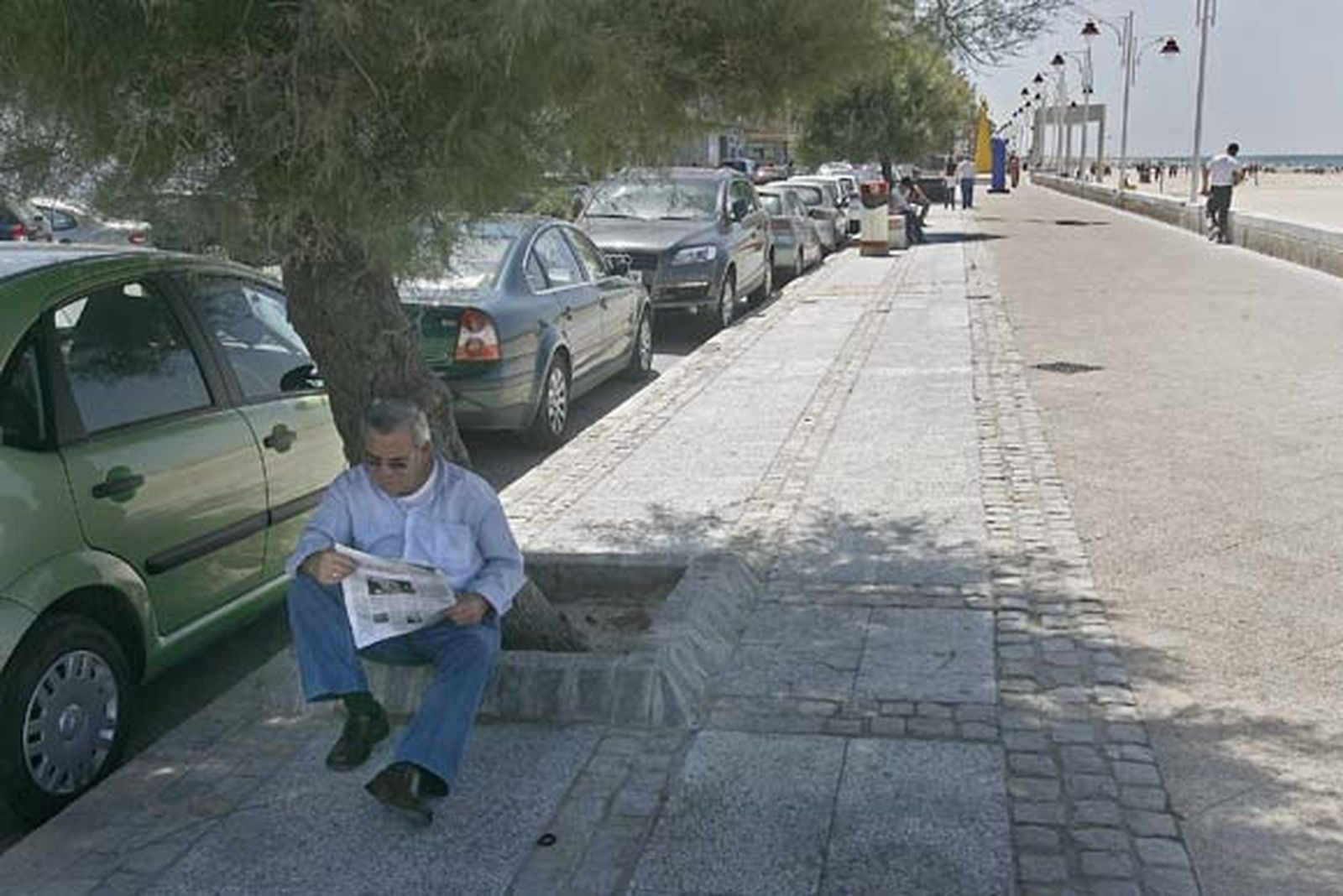 Decenas de operarios se afanan estos días por dejar la zona estrella del verano gaditano en perfecto estado./Joaquín Pino

Foto: Joaquin Pino