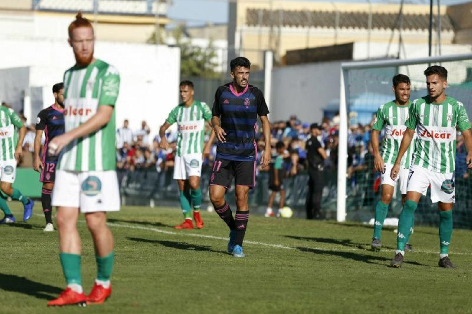 Alberto Quiles, rodeado de jugadores del Recre
