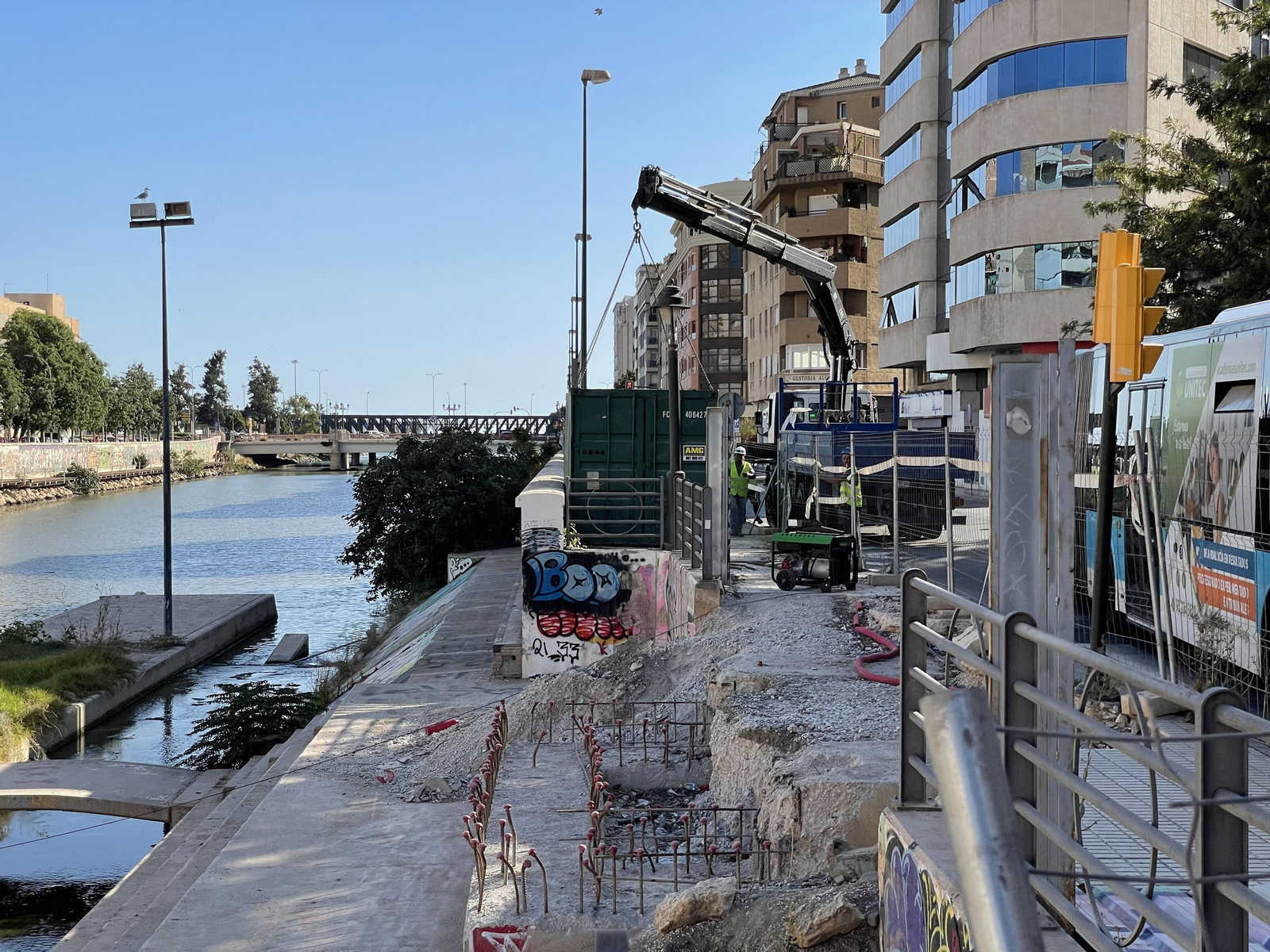 Trabajadores junto al puente del CAC