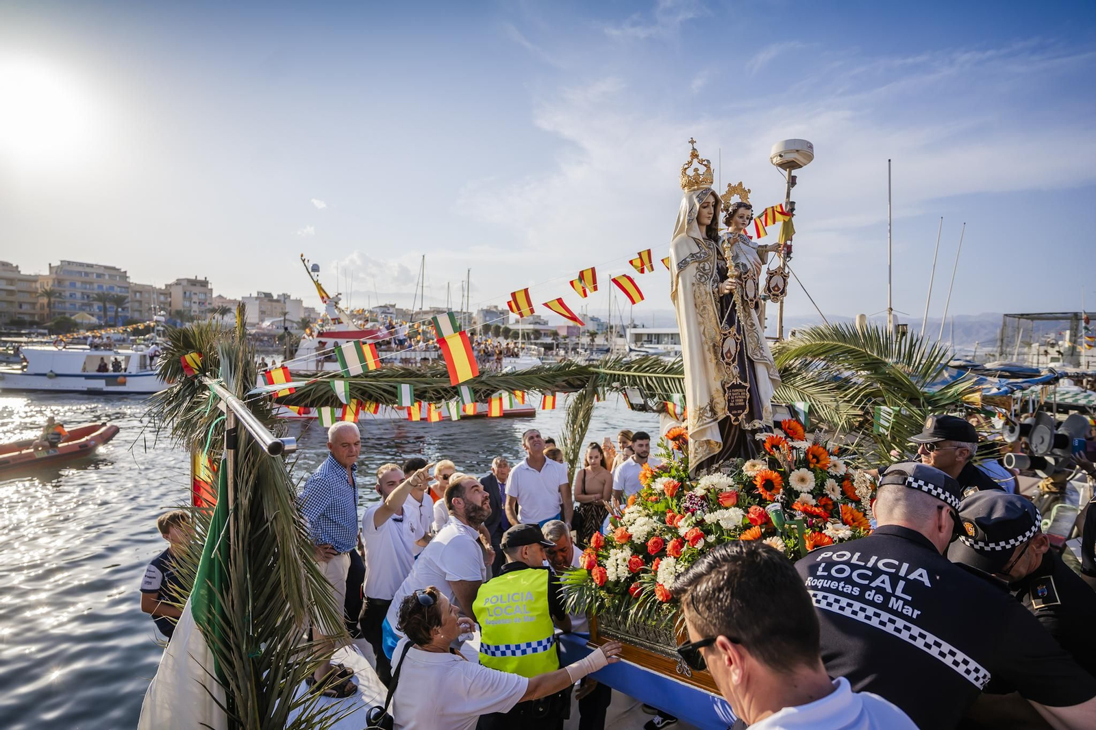 La procesión de la Virgen del Carmen y Santa Ana pone el broche final a las fiestas del Puerto de Roquetas