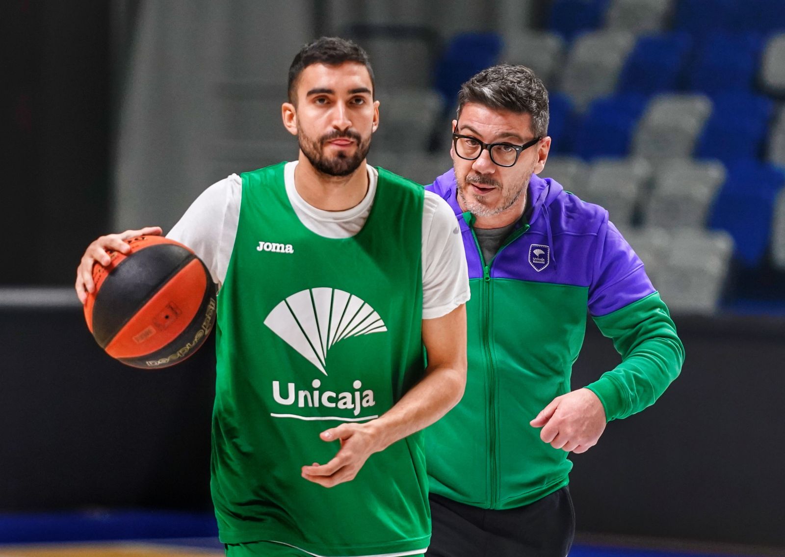 Las fotos de la presentación y el primer entrenamiento de Katsikaris con el Unicaja