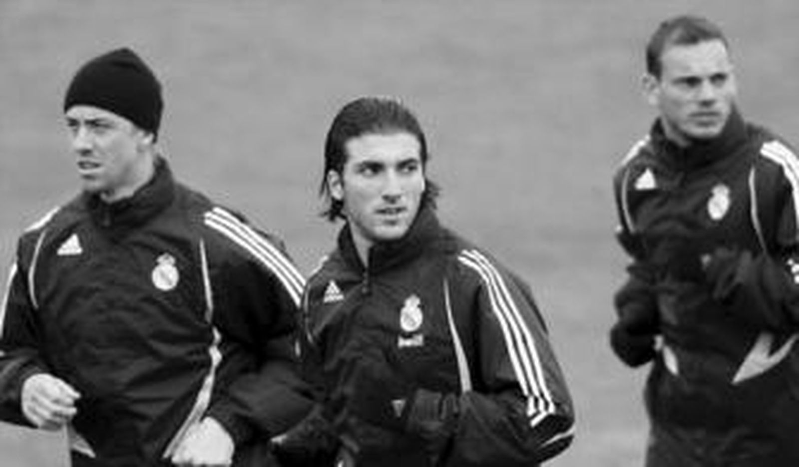 Guti (i), junto a Higuaín y Sneijder, durante el entrenamiento de ayer.