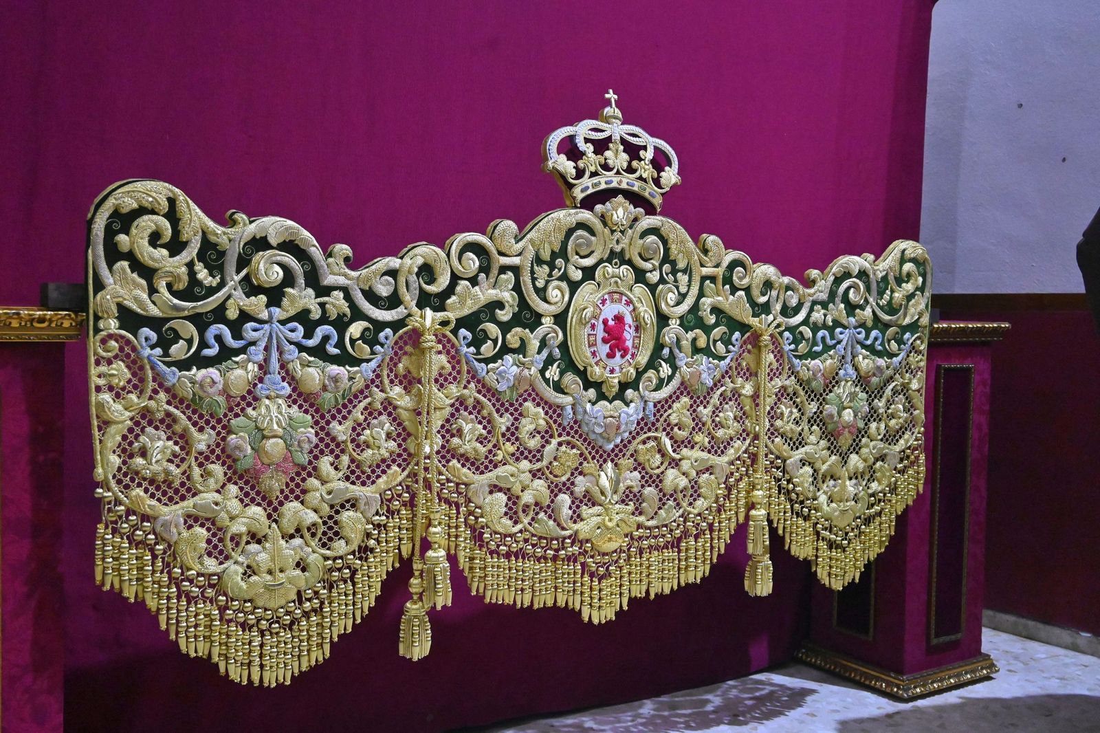 Las mejores fotos de la presentación de la bambalina trasera del palio de la Virgen de la Esperanza de Córdoba