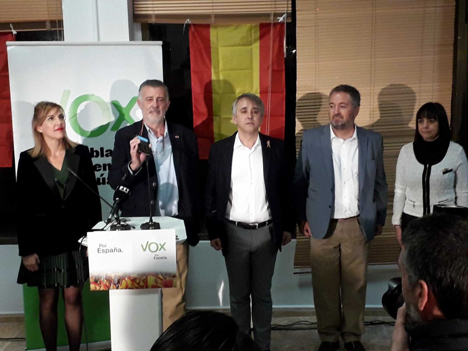 Rueda, Lara y Manso Olivar, escuchan el himno de España en la sede de Vox en Málaga.