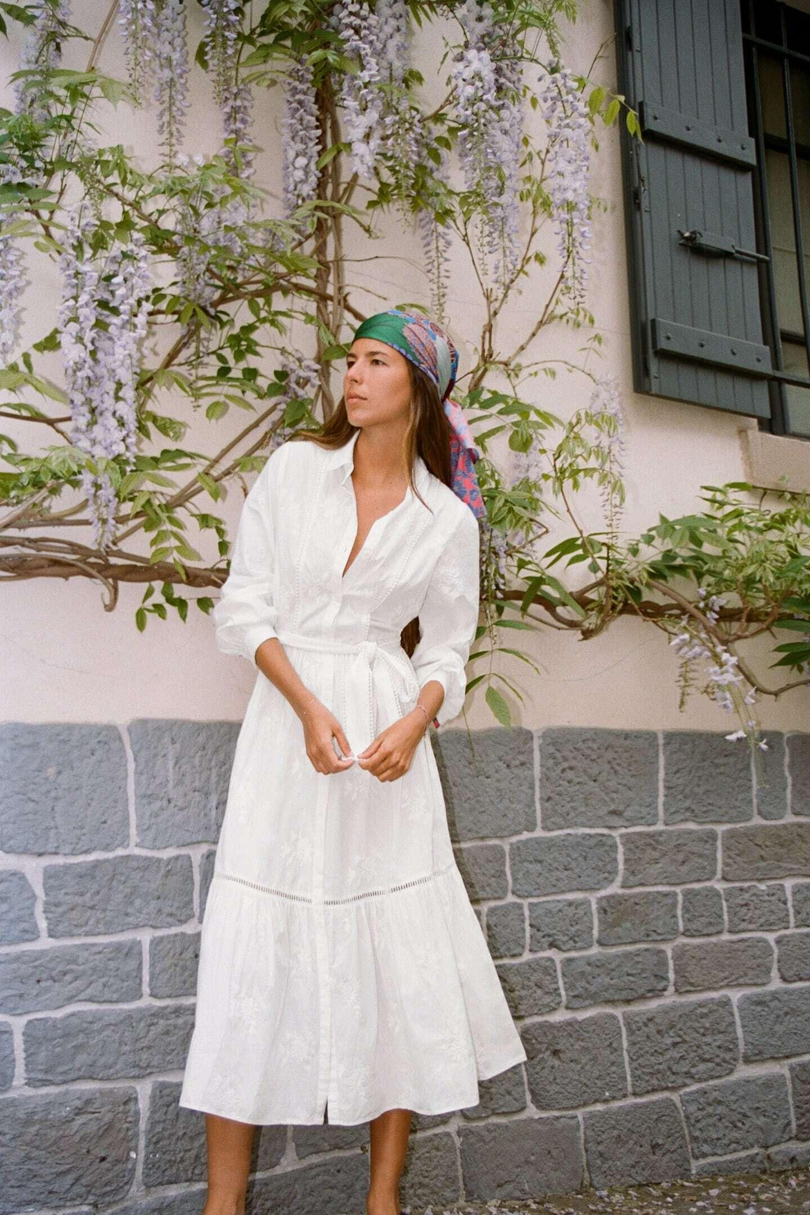 El vestido de verano de color blanco de Zara. El vestido de verano de color blanco de Zara.