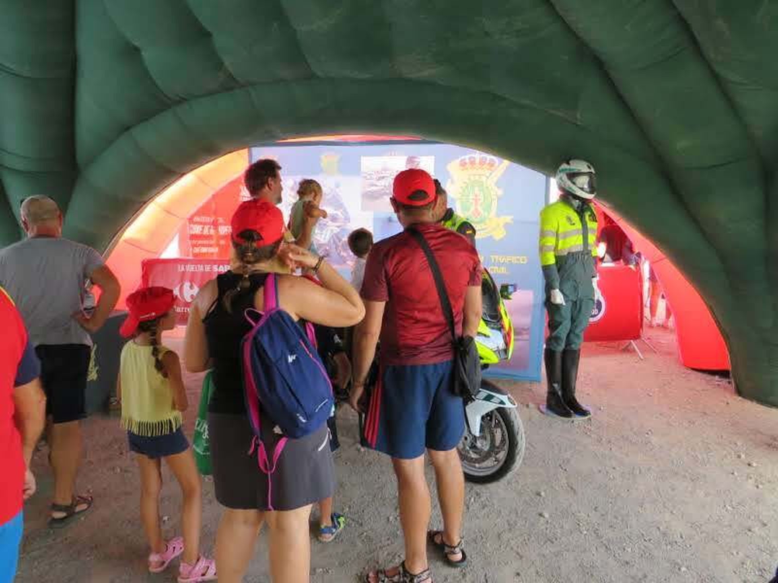 Garantes de la seguridad de los ciclistas de la Vuelta a España