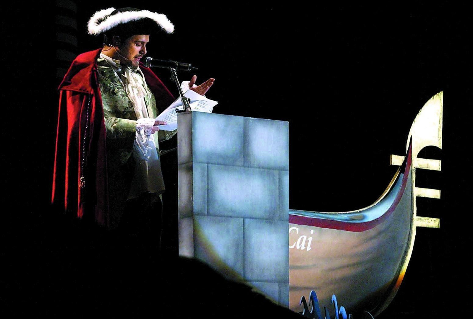 Alejandro Sanz durante su pregón en la plaza de San Antonio.