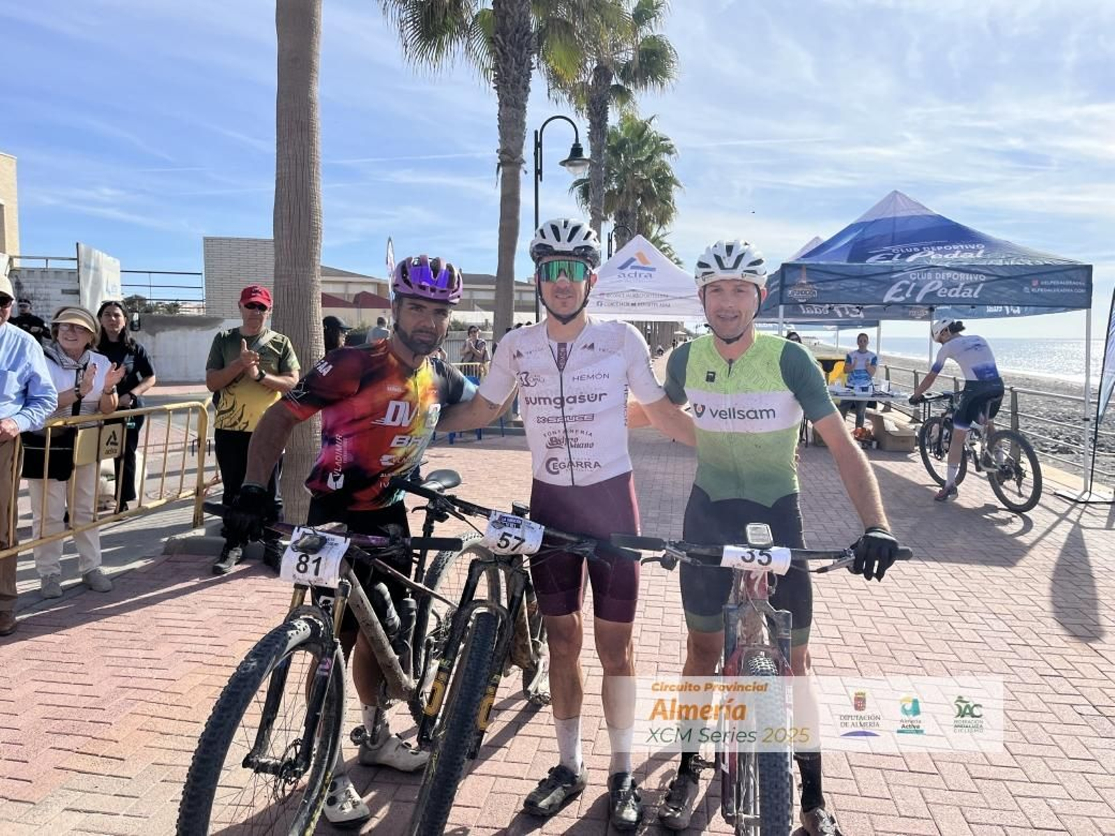 Los tres primeros clasificados en la categoría masculina posan a la conclusión de la prueba abderitana.