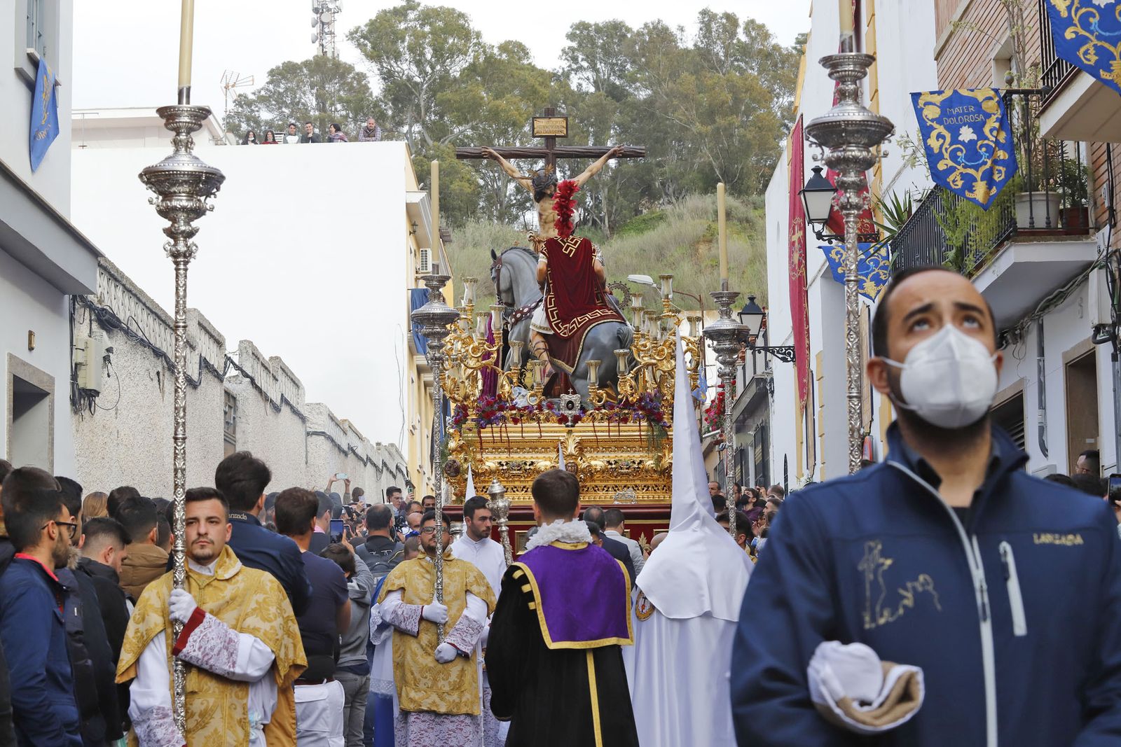 La Hermandad de la Sagrada Lanzada hace su estación de penitencia por las calles de Huelva