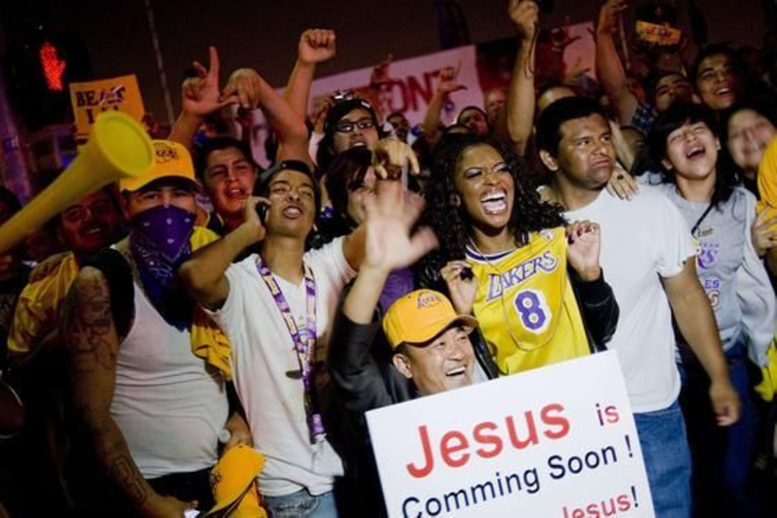 Los Angeles Lakers se alzaron con su decimosexto anillo tras vencer a Boston Celtics (83-79) en el séptimo partido de la final de la NBA.

Foto: Agencias