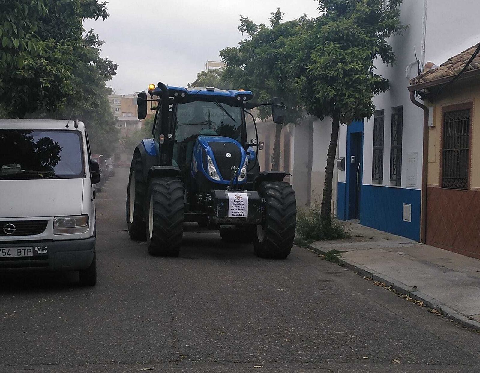 Un tractor desinfecta una calle del Campo de la Verdad.