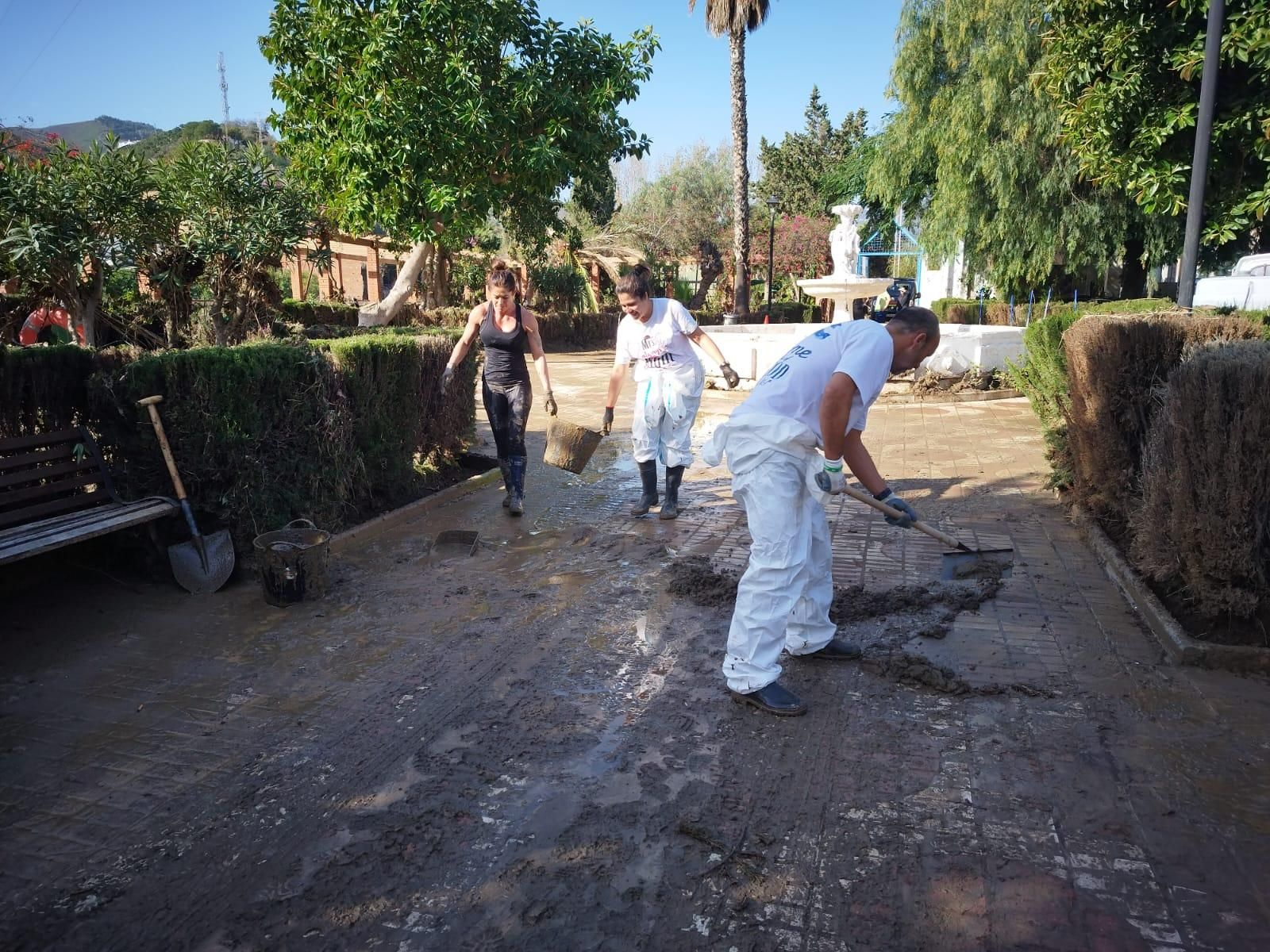 Los voluntarios de la DANA: decenas de personas limpian las calles de Benamargosa (fotos)