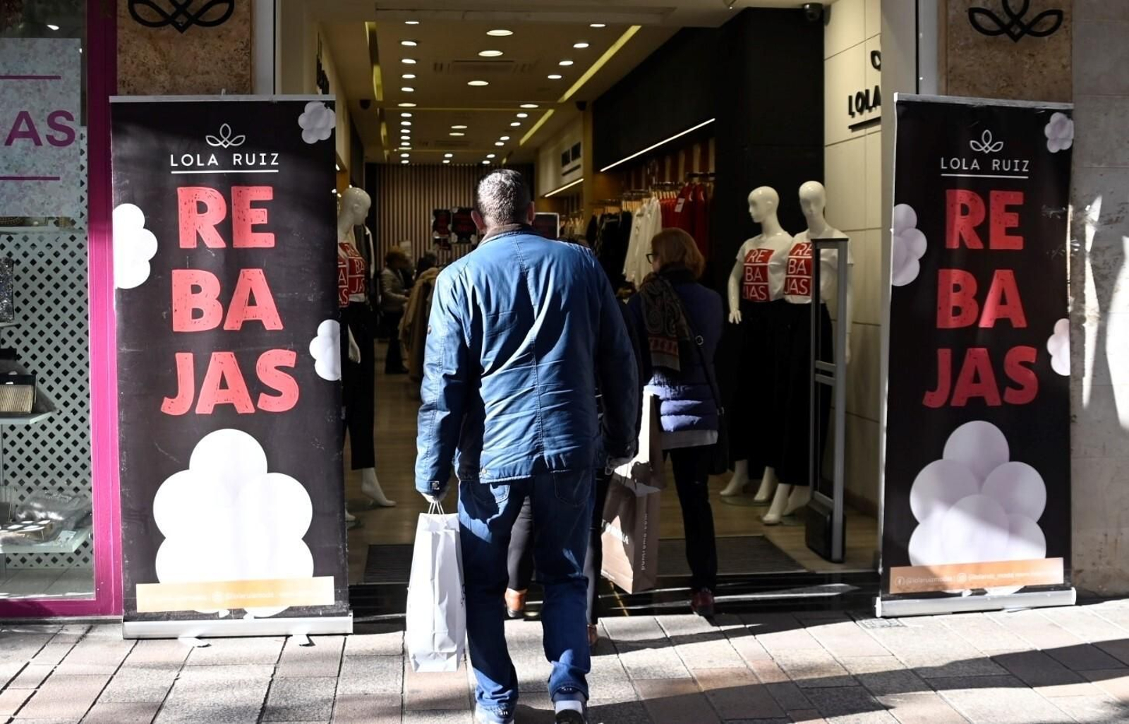 Carteles de rebajas en una tienda del centro de Córdoba. Carteles de rebajas en una tienda del centro de Córdoba.