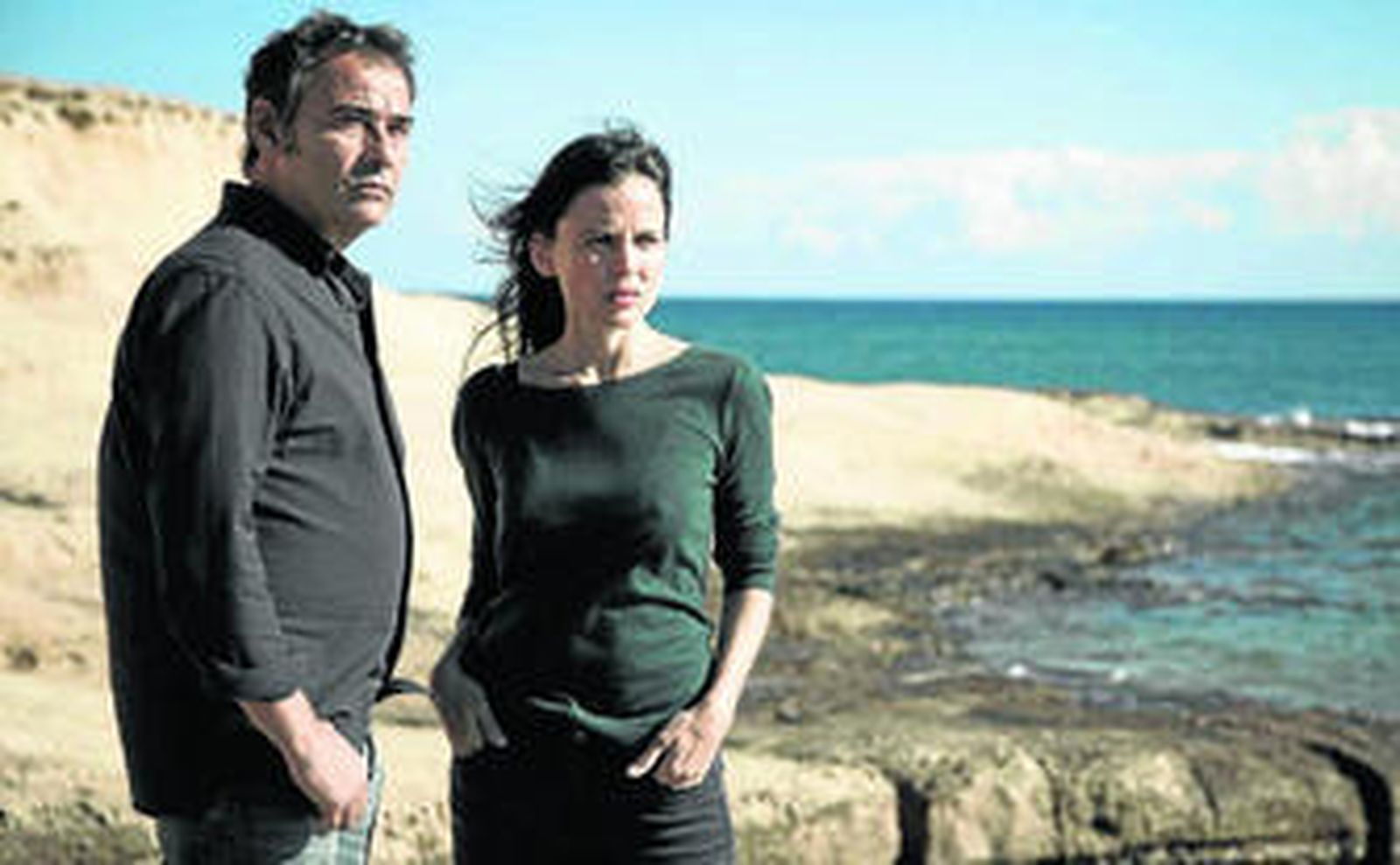 Eduard Fernández junto a Elena Anaya, son los dos protagonistas de 'Lejos del mar'.
