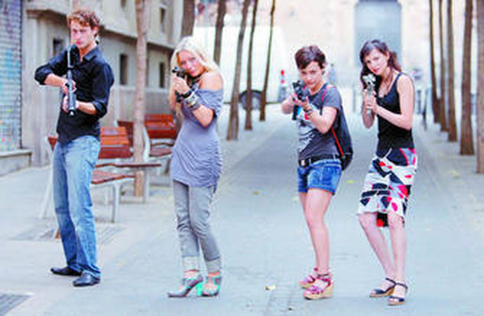 Los protagonistas, ayer, durante la presentación en Barcelona.