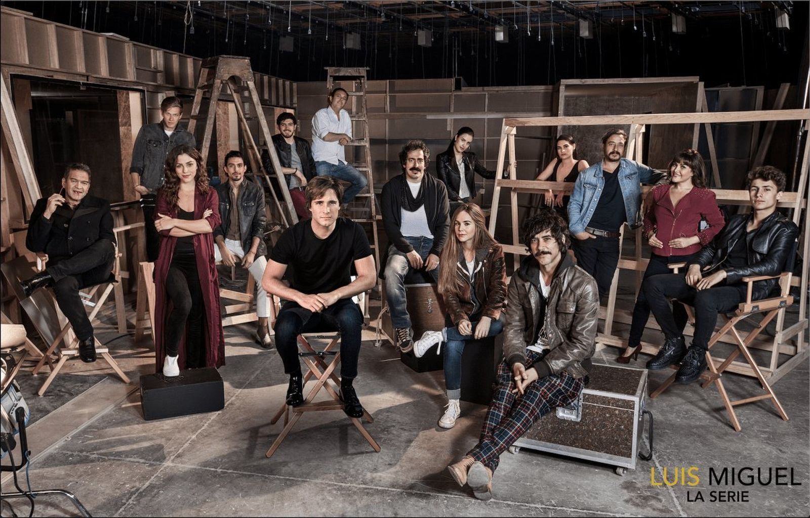 El elenco de 'El Sol de México', con Diego Boneta -en el centro-, como Luis Miguel, y en primer término, Óscar Jaenada.