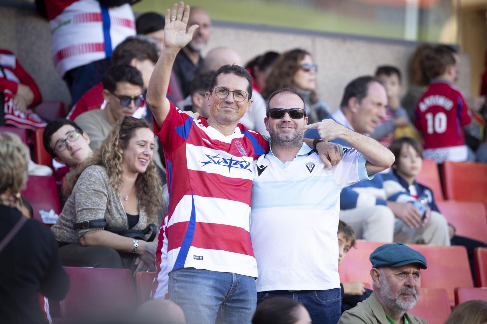 Encuéntrate en el recibimiento al Granada y en la grada de Los Cármenes