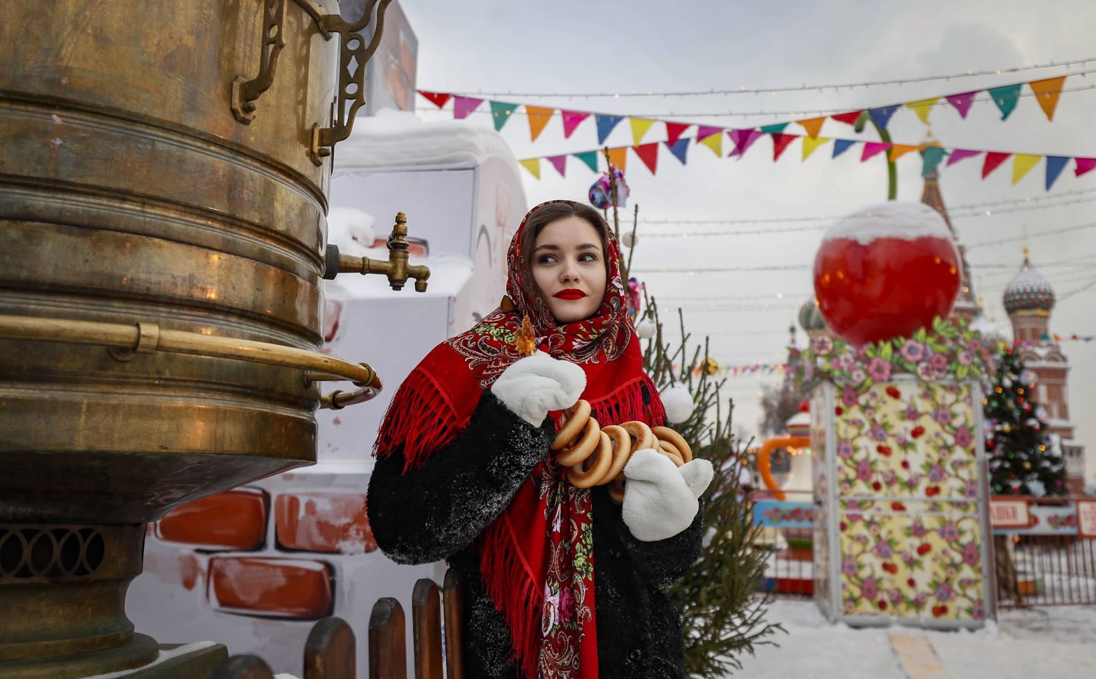 Nieve, Navidad, decoración, hielo y frío en Moscú