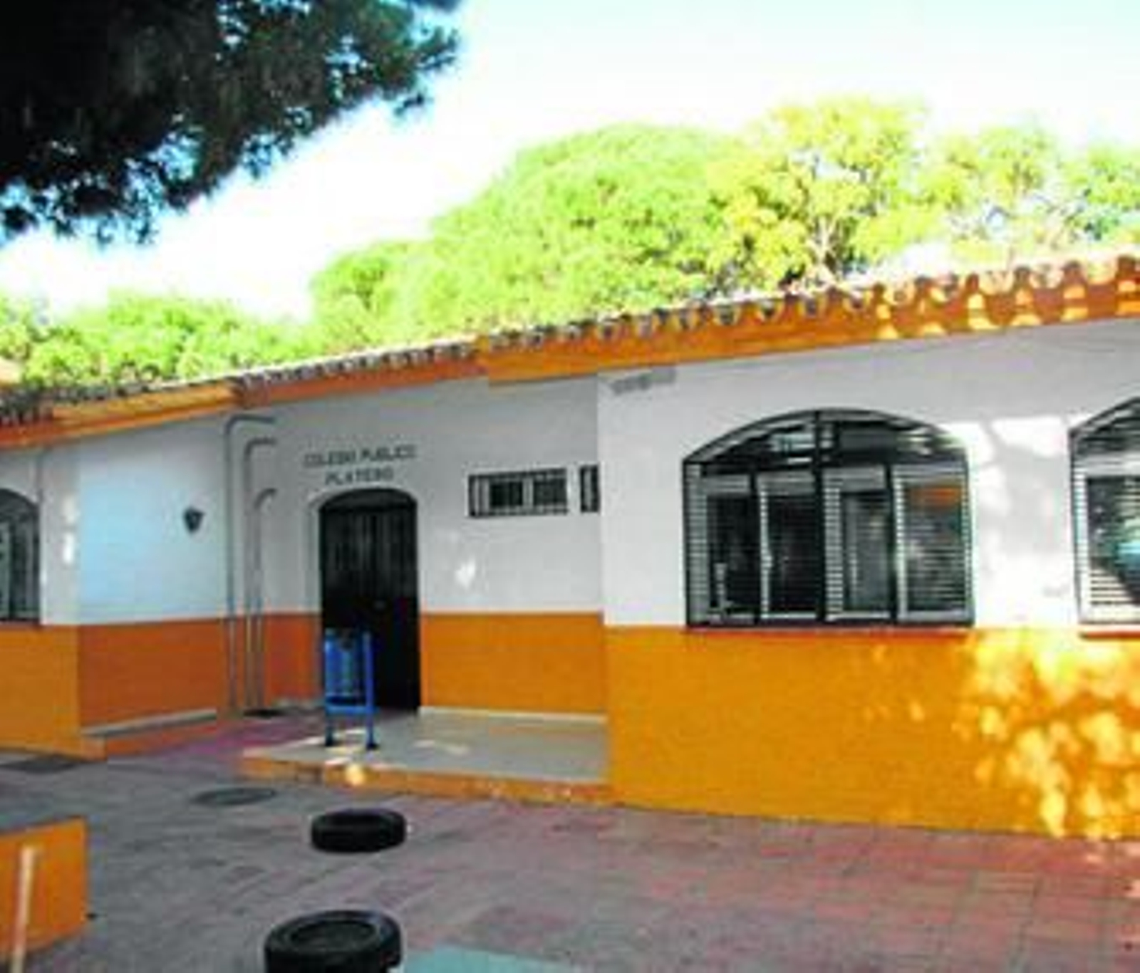 1. Alumnos entran en el colegio Almudena Grandes, en la zona