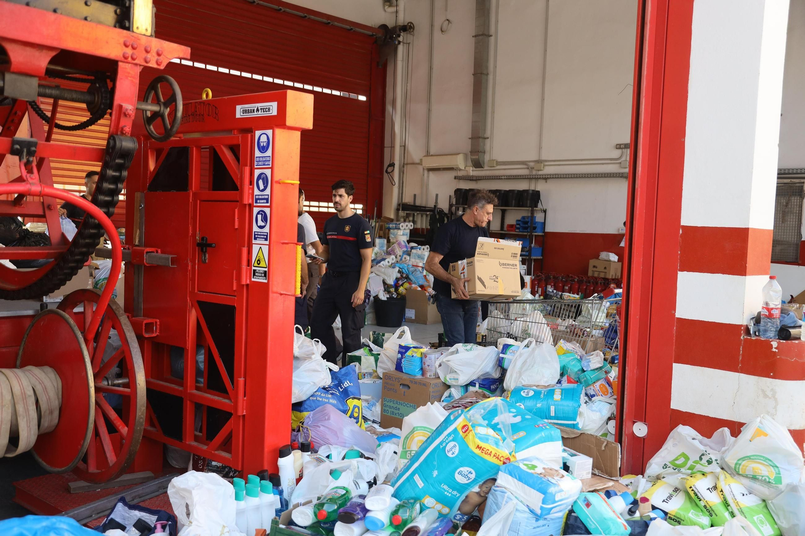 Donaciones en los parques de bomberos de Málaga para Valencia