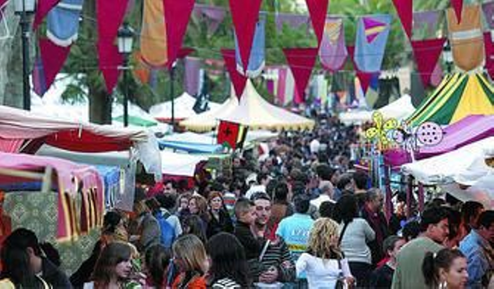 Imagen del bullicio que presentaba ayer una de las calles del mercado medieval.