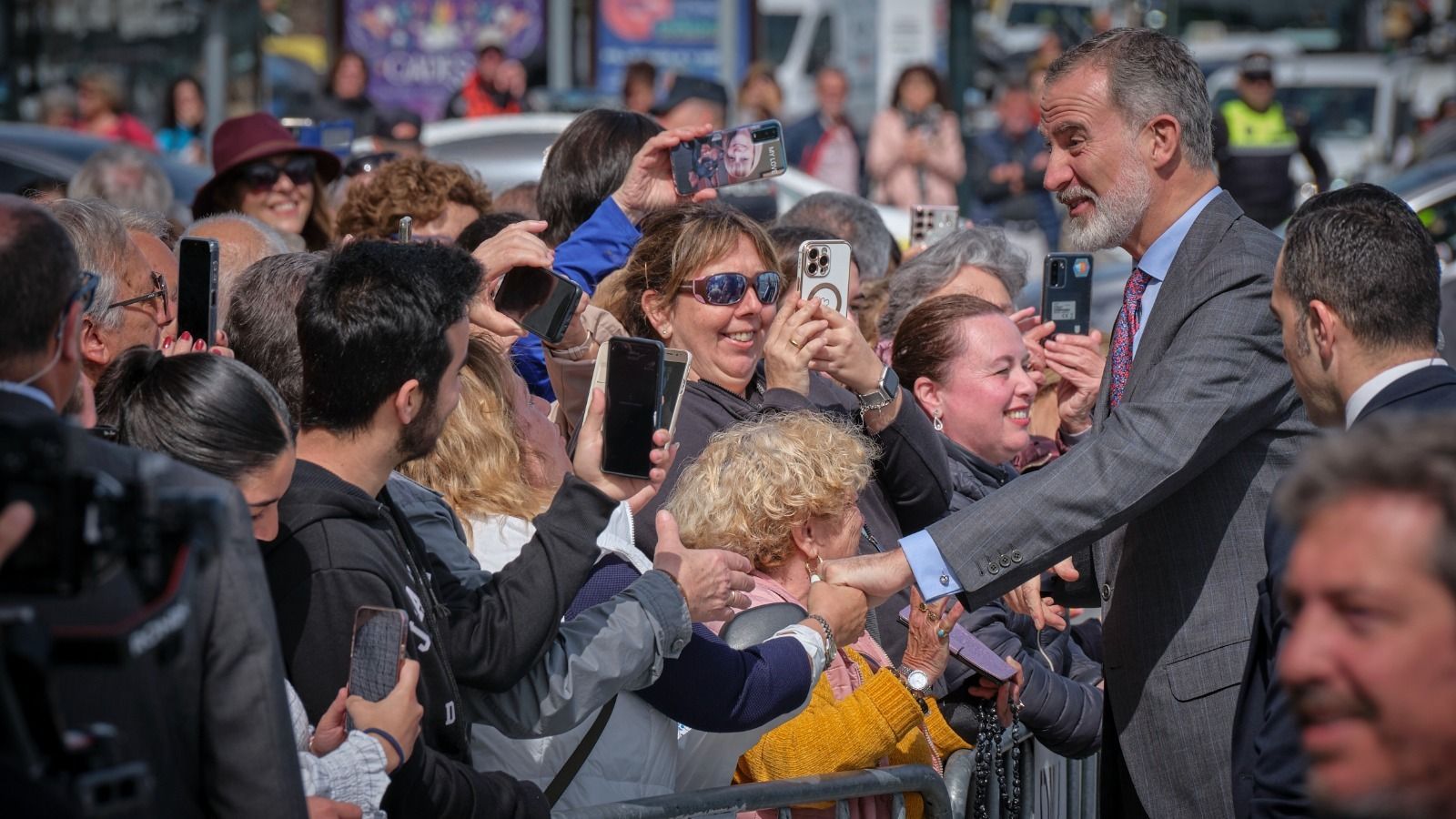 El rey Felipe VI saluda al público que lo esperaba en las afueras del Palacio de Congresos de Cádiz.