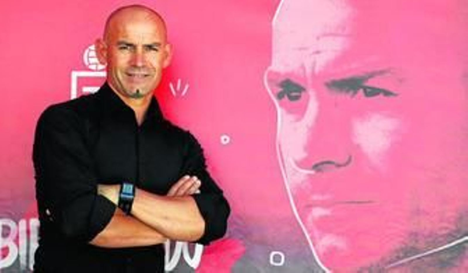 Paco Jémez, sentado en un taburete en el escenario de su presentación.