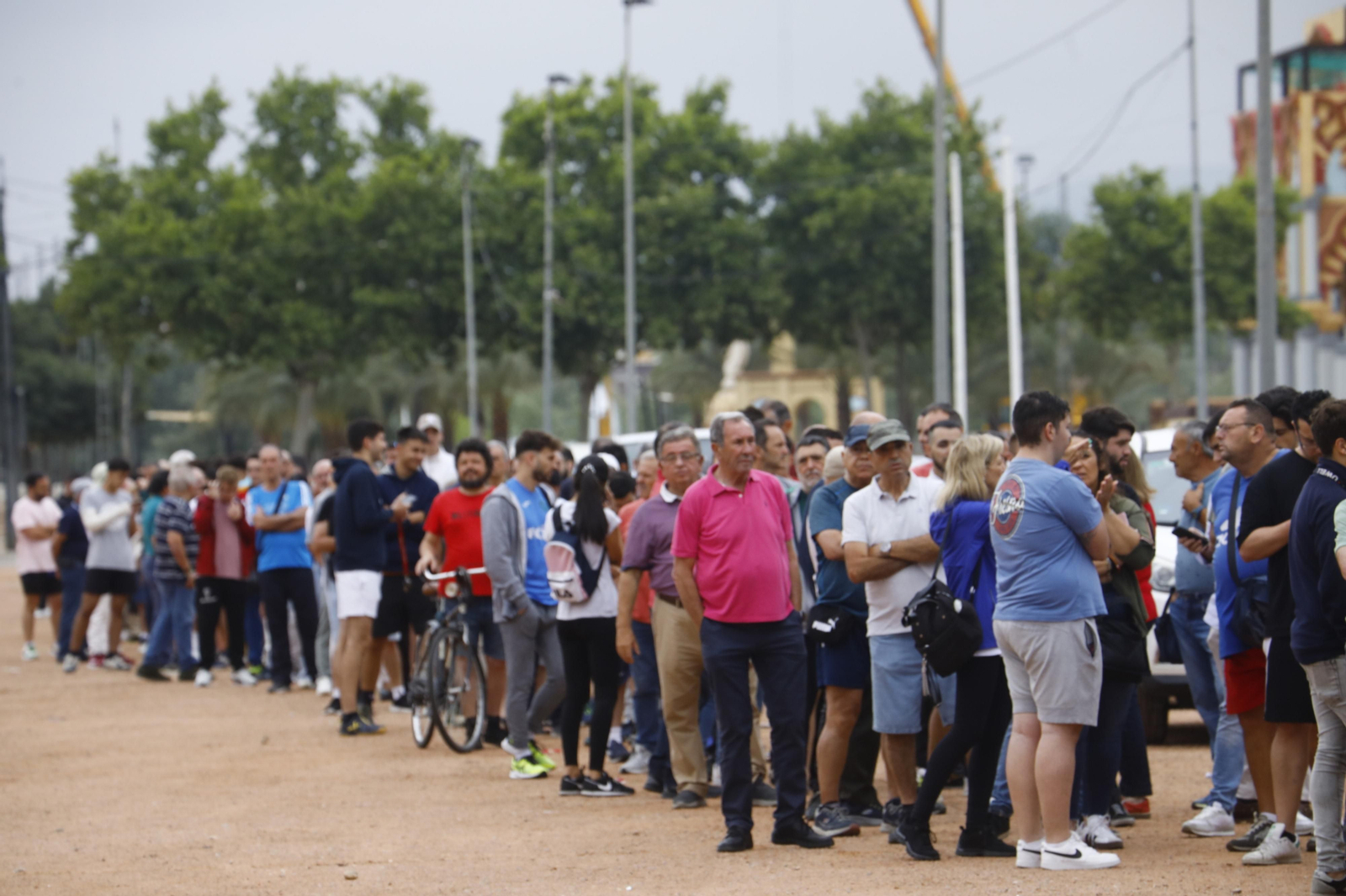 Las mejores fotos de las colas de El Arcángel para conseguir las entradas del Córdoba CF - Barcelona Atlétic Las mejores fotos de las colas de El Arcángel para conseguir las entradas del Córdoba CF - Barcelona Atlétic
