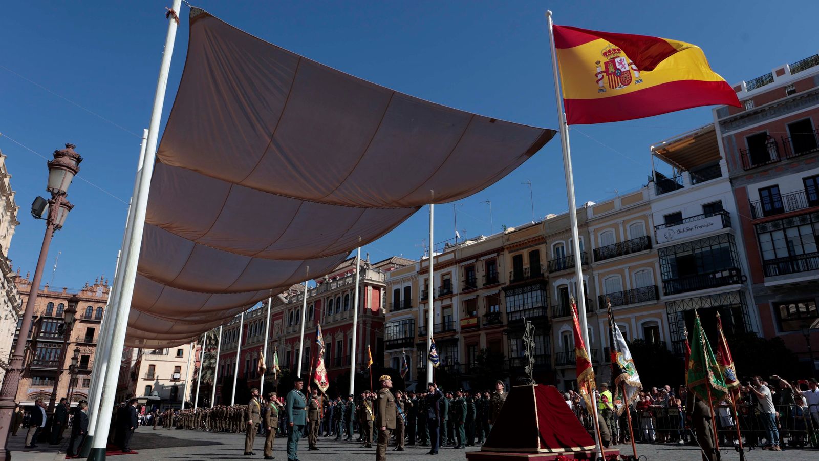 Izado de la bandera.
