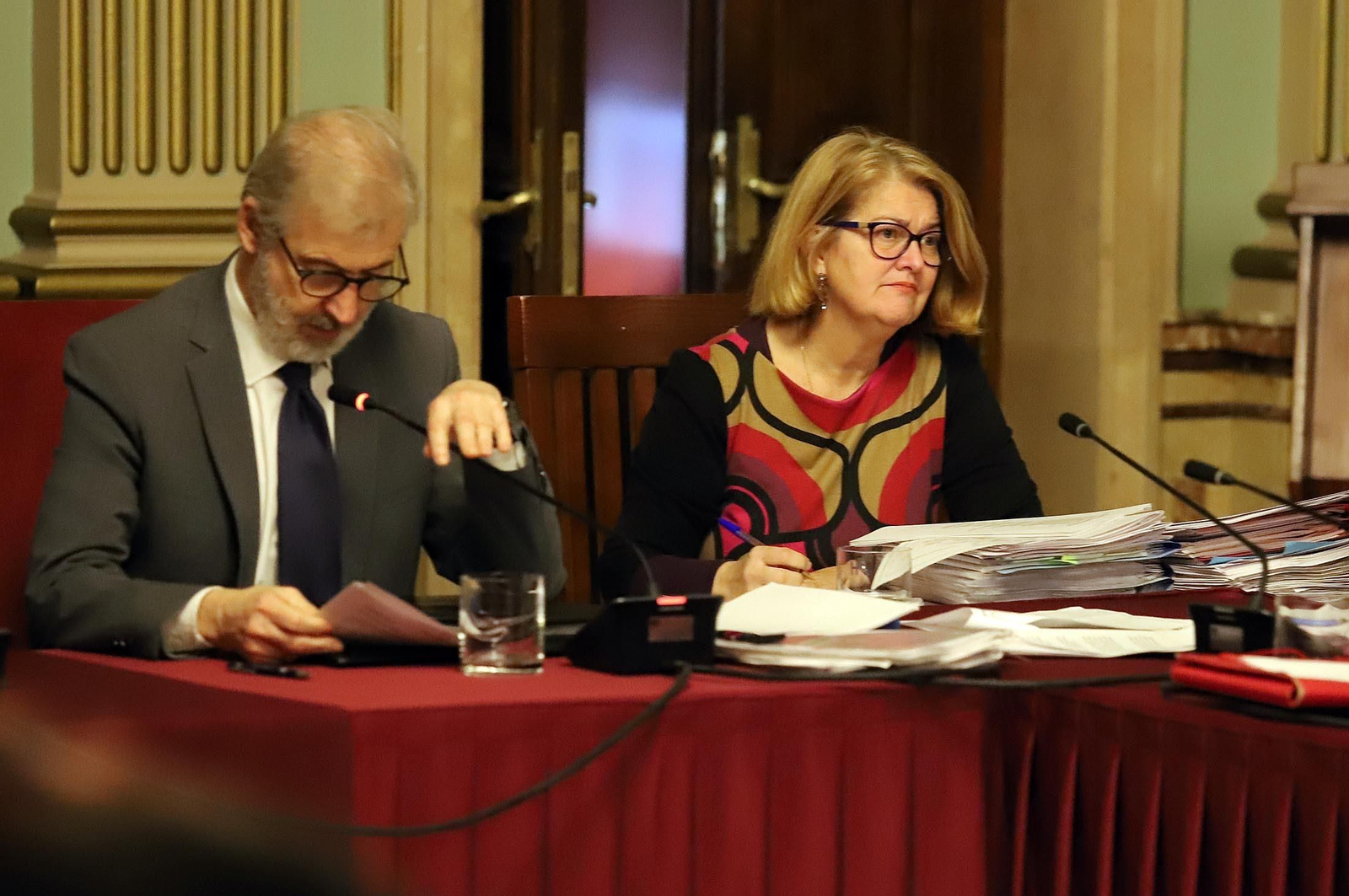 Imágenes del pleno del Ayuntamiento de Huelva